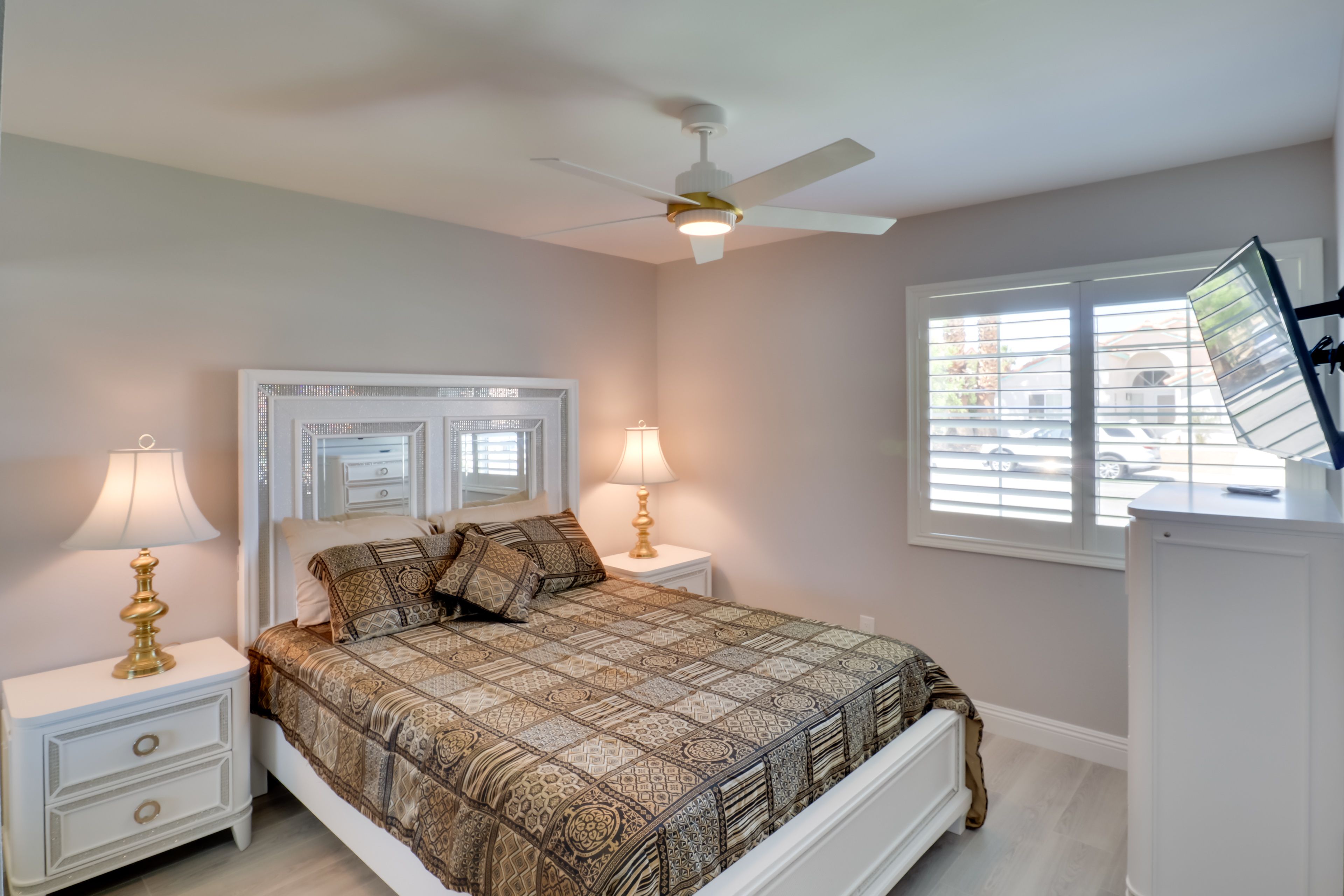 Bedroom 2 | Queen Bed | Smart TV