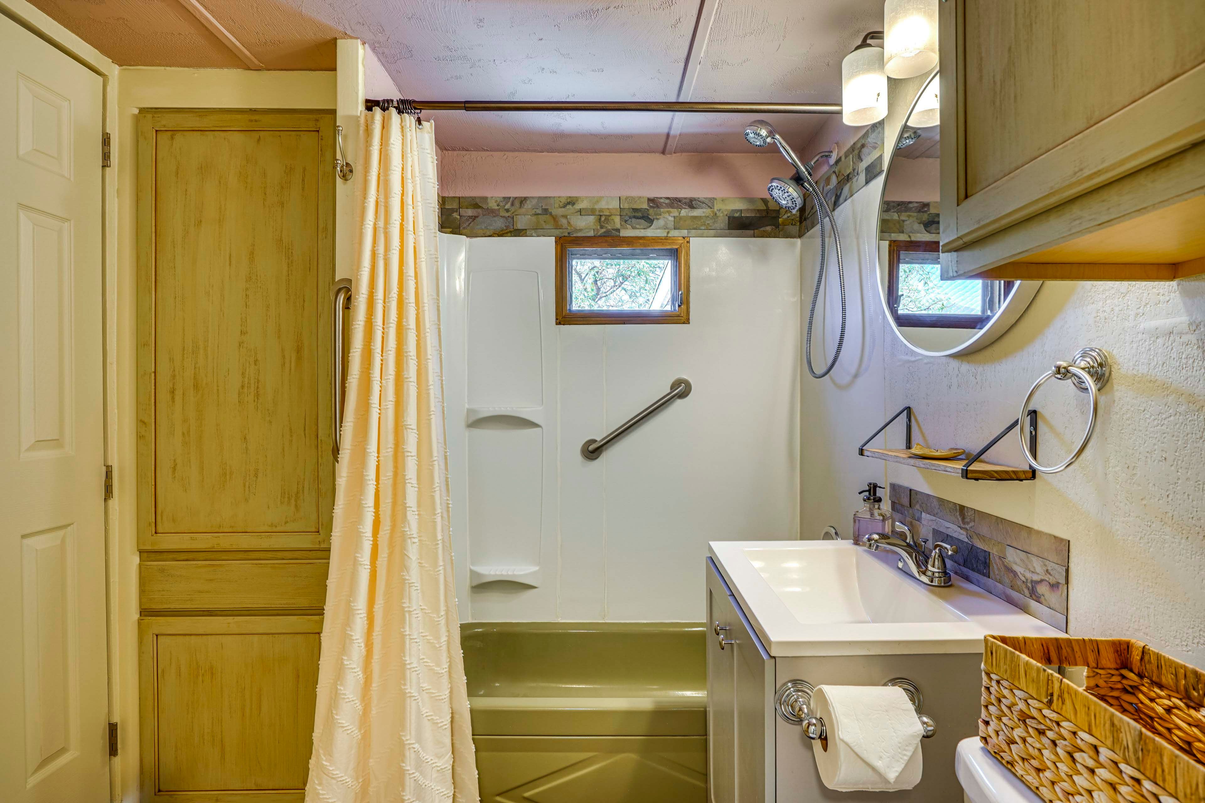 Full Bathroom | Linens & Towels | Complimentary Toiletries | Hair Dryer