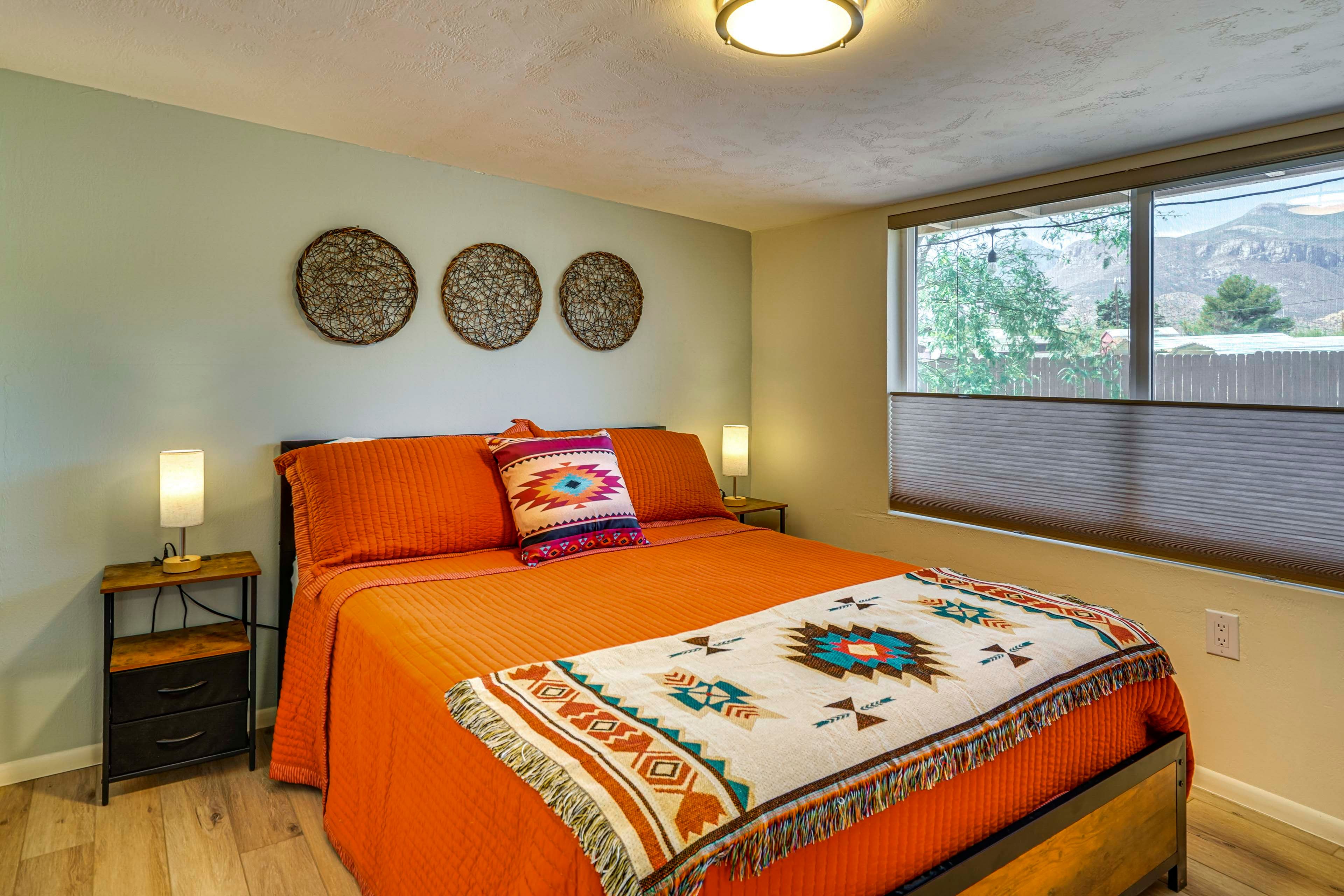Bedroom 1 | Queen Bed