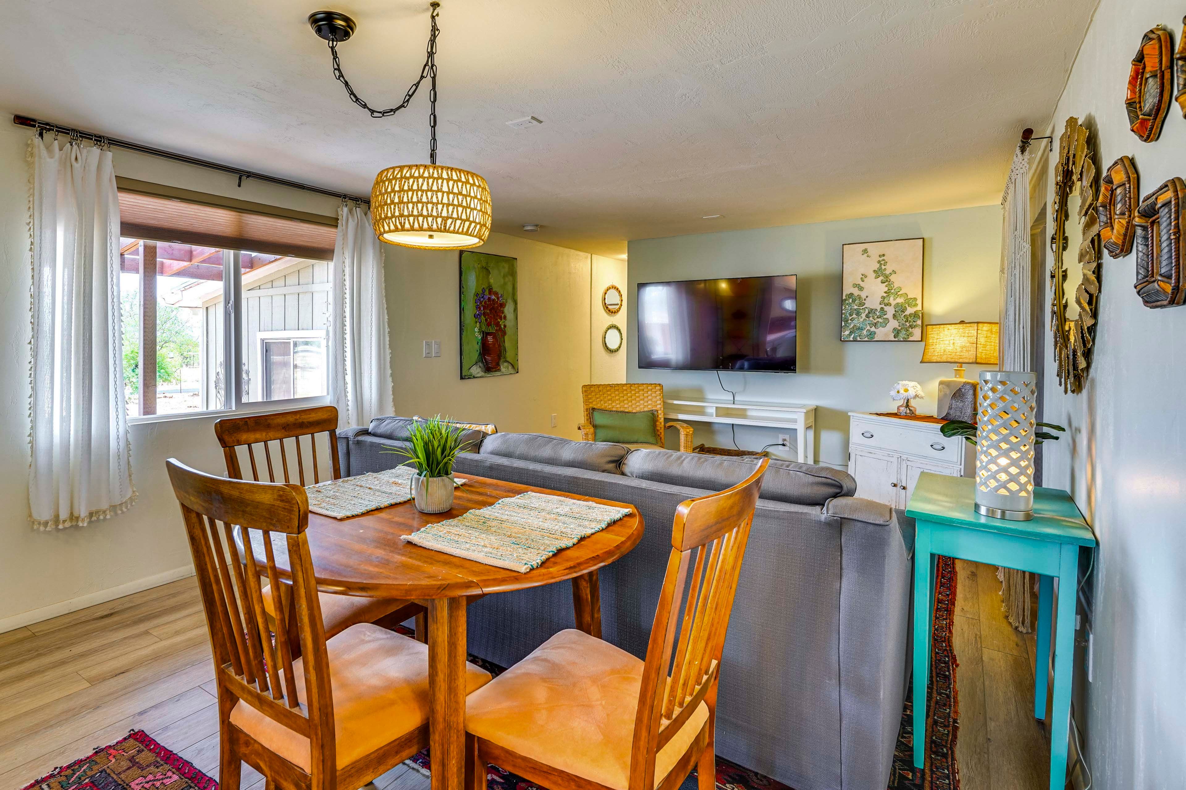 Living Room | Smart TV | Cable | Free WiFi | Single-Story Home