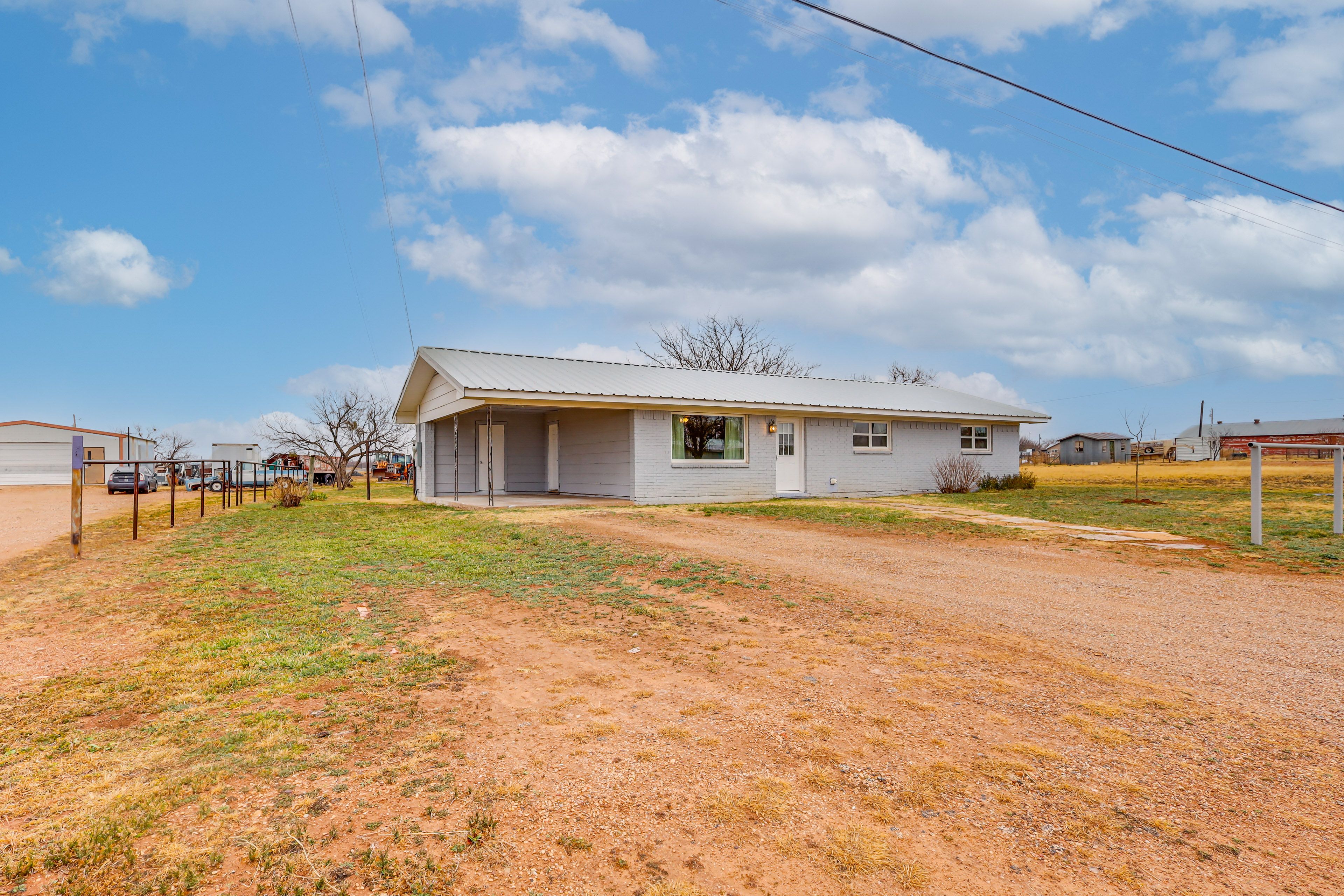 Exterior | Driveway (2 Vehicles)