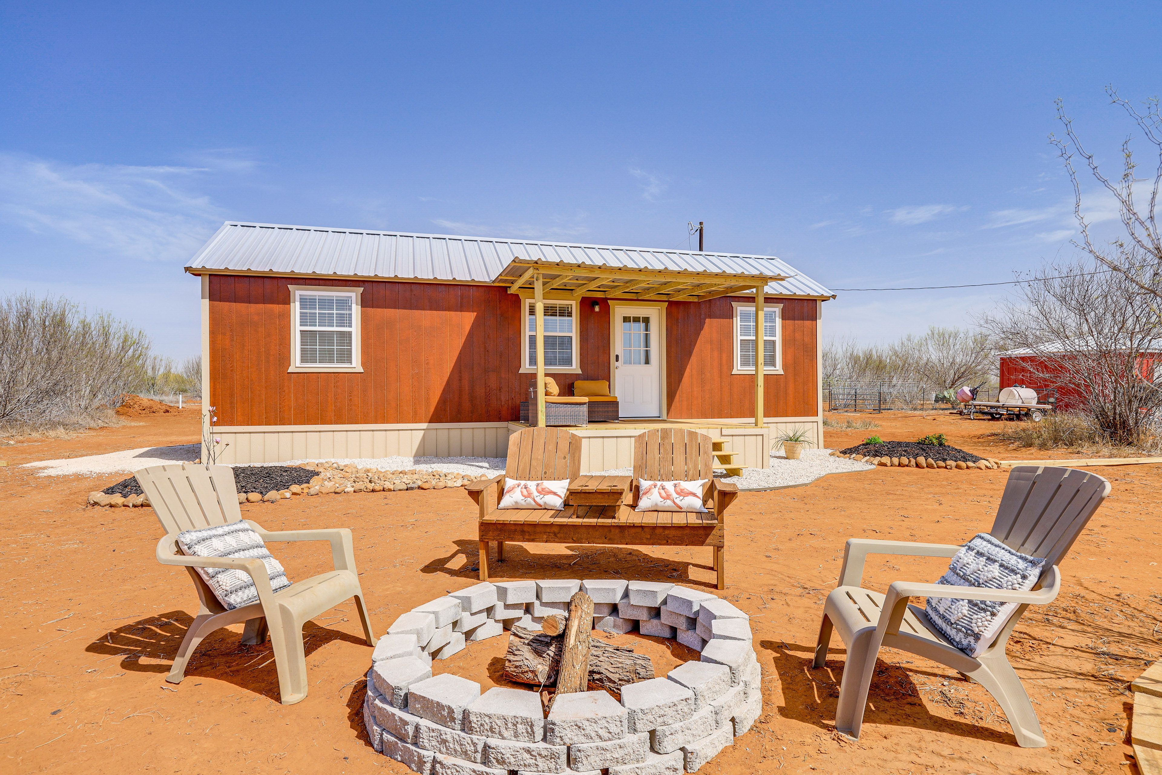 Dilley Vacation Rental | Studio | 1BA | 500 Sq Ft | 4 Steps Required