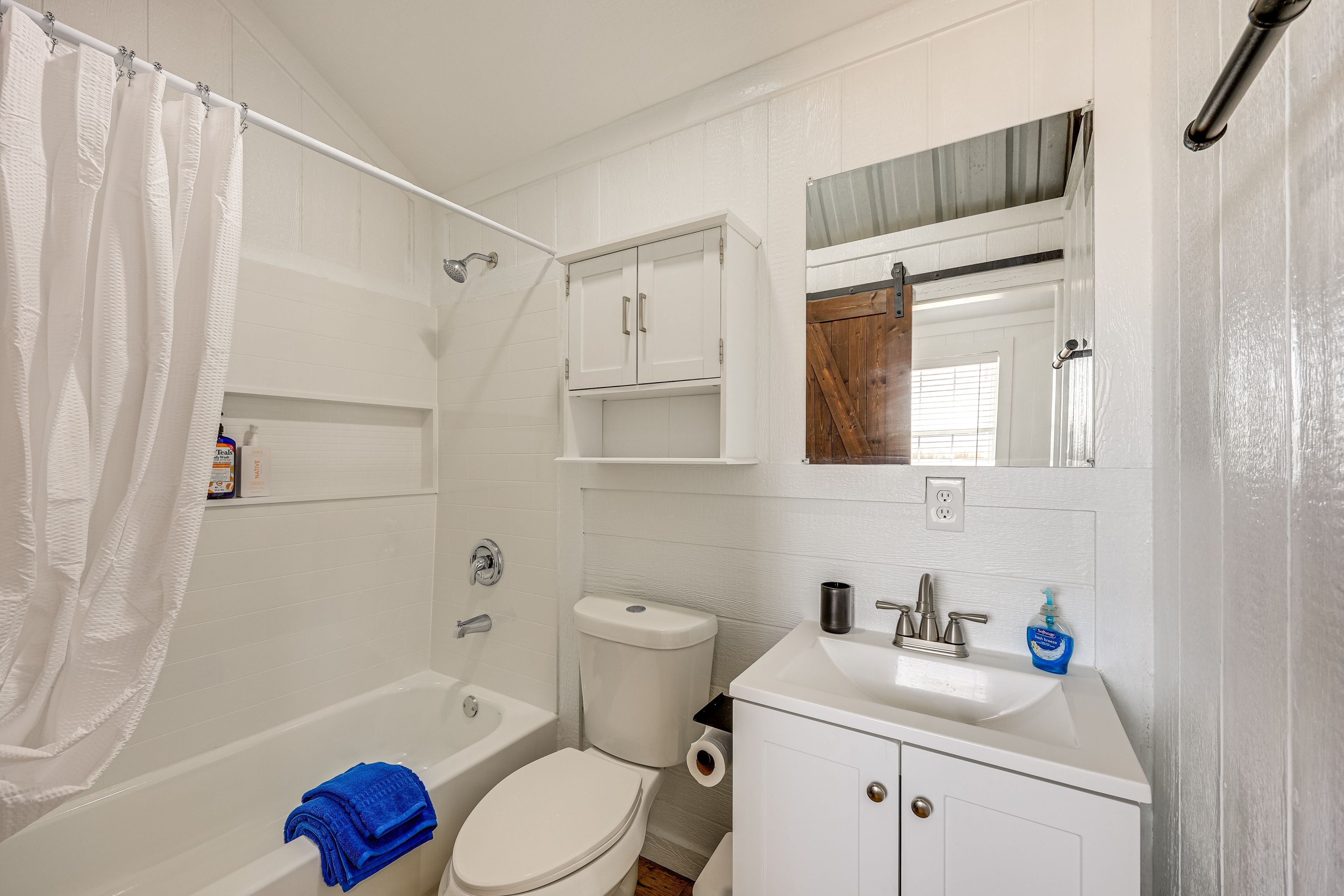 Full Bathroom | Towels Provided