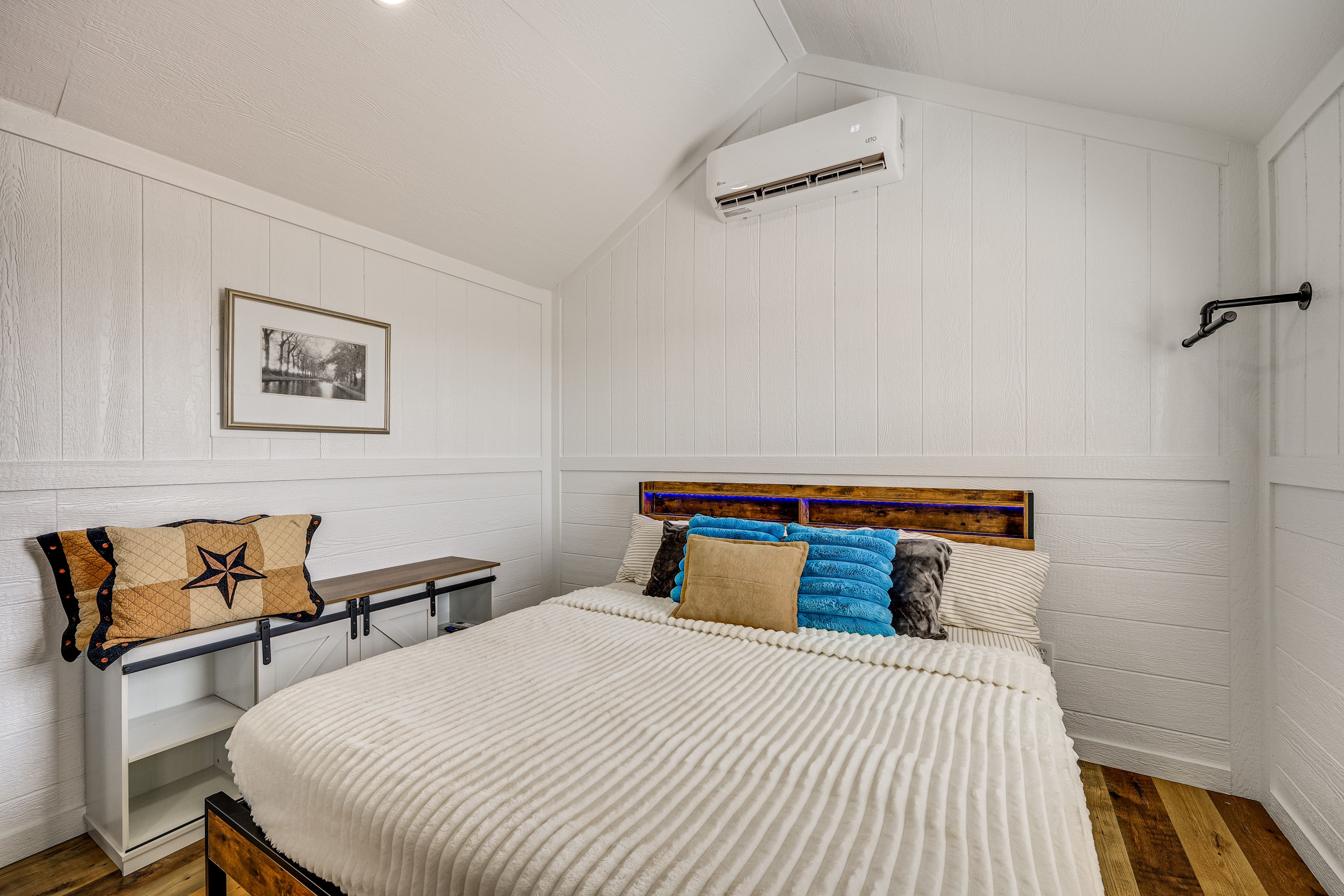 Studio | King Bed | Linens Provided