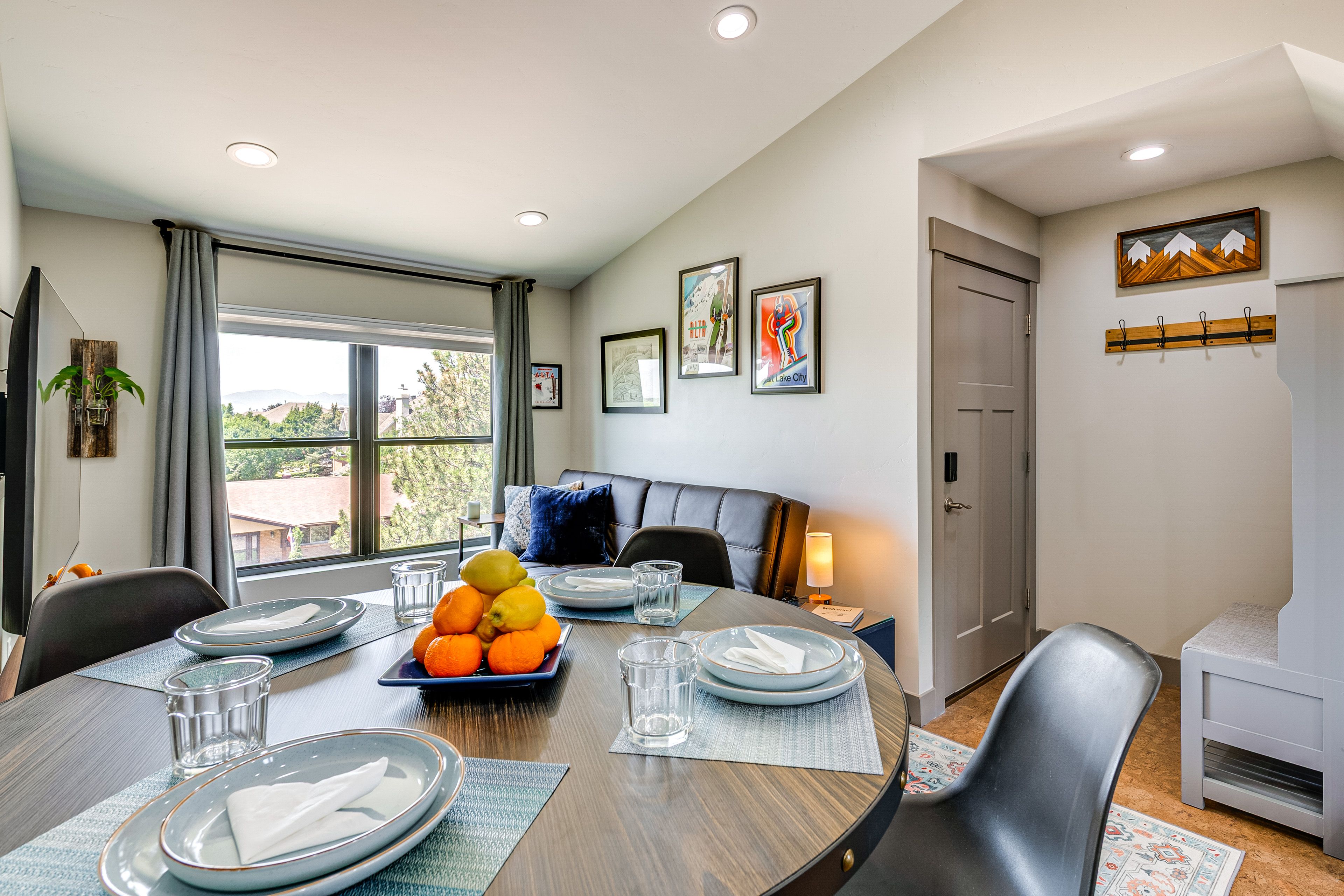 Dining Area | Dishware/Flatware Provided