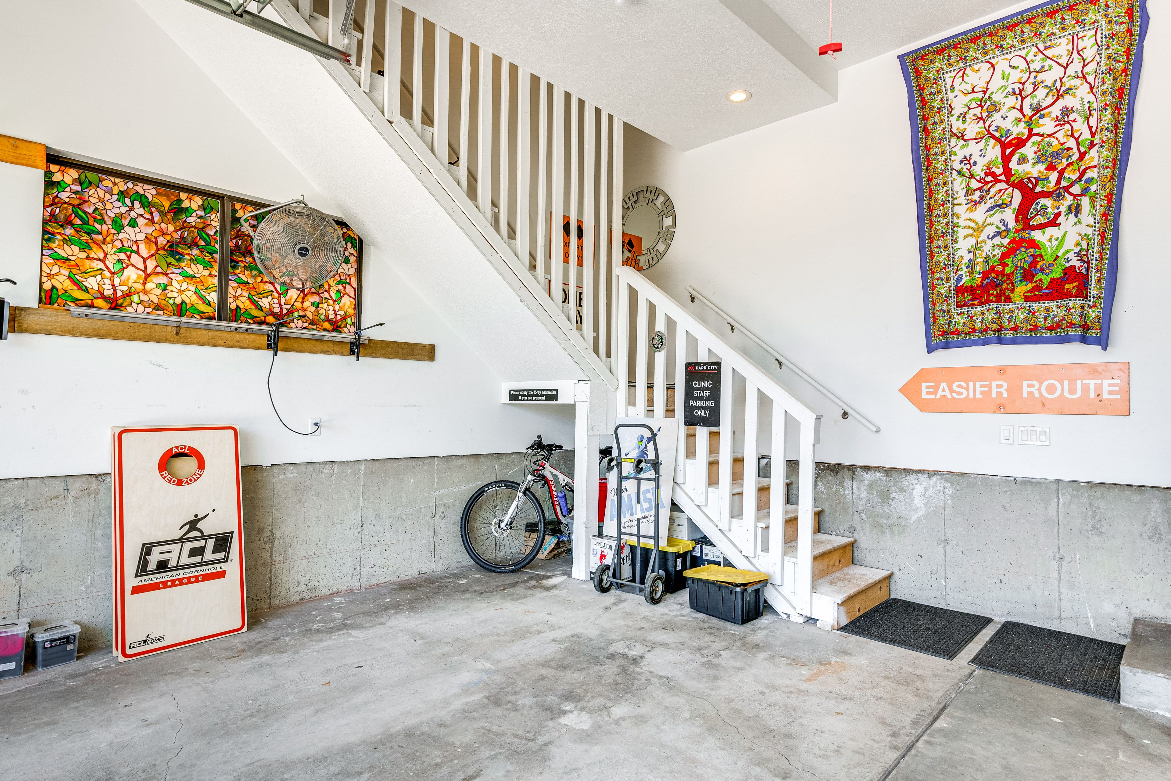 Garage (1 Vehicle) | Apartment Entrance
