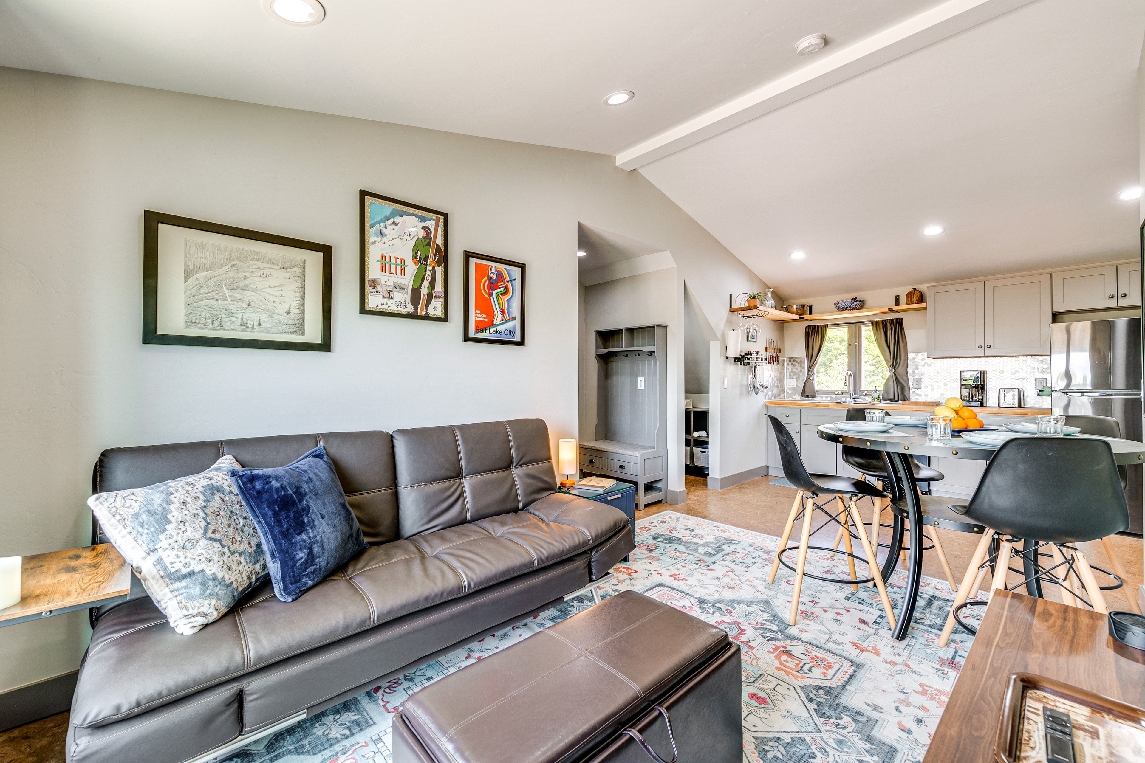 Living Room | Queen Futon | Free WiFi | Central Heating & A/C | Smart TV