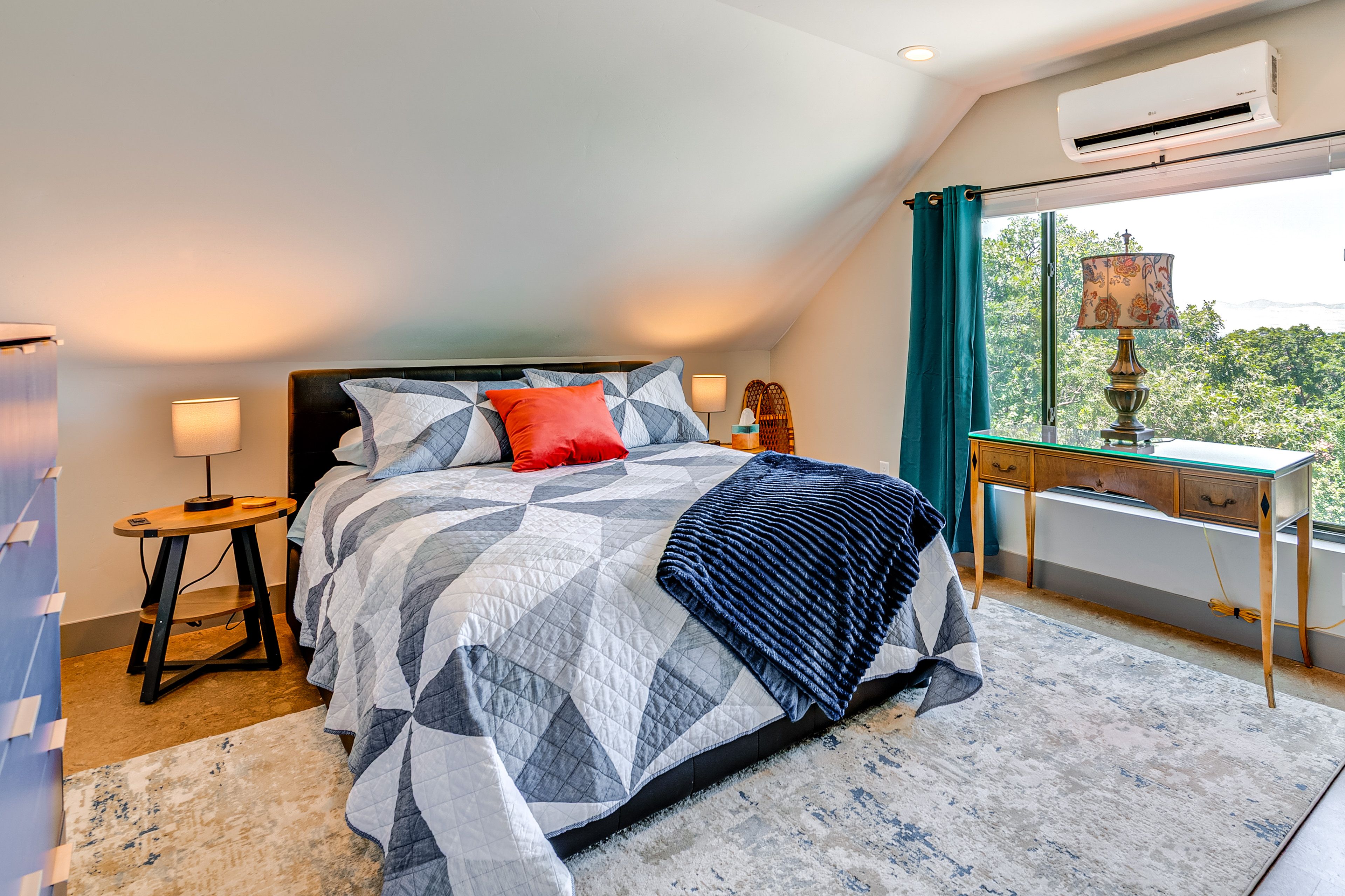 Bedroom | Queen Bed | Linens Provided
