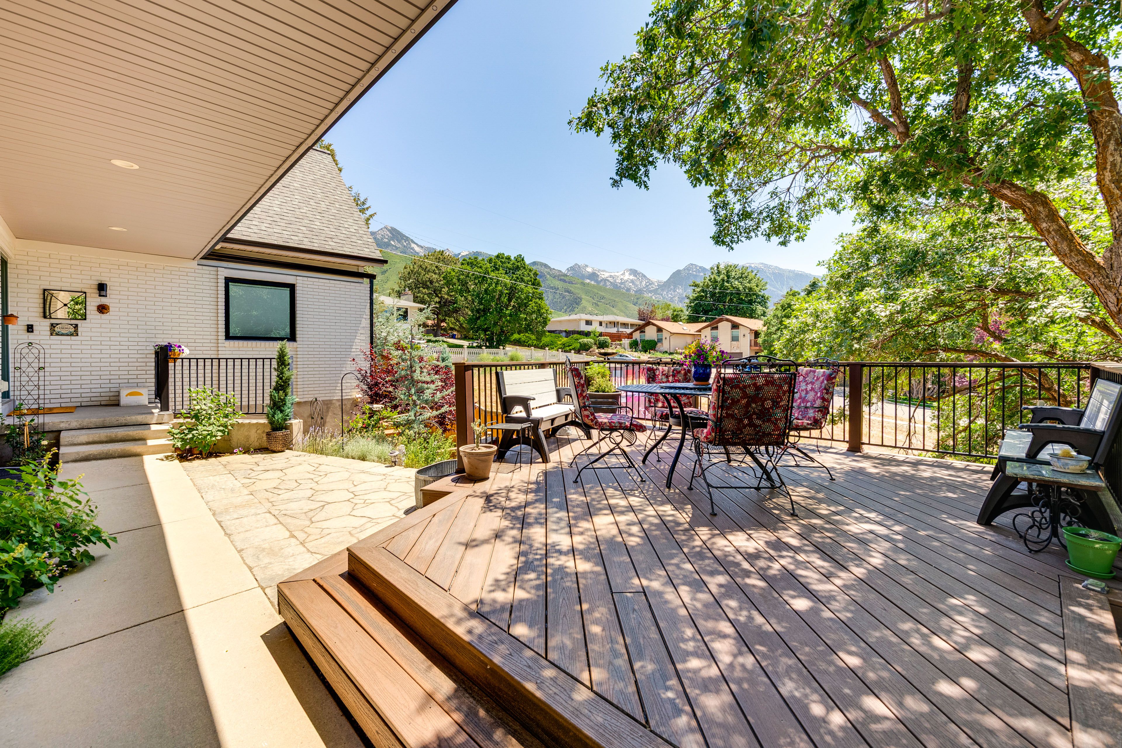 Shared Deck | Outdoor Dining Area