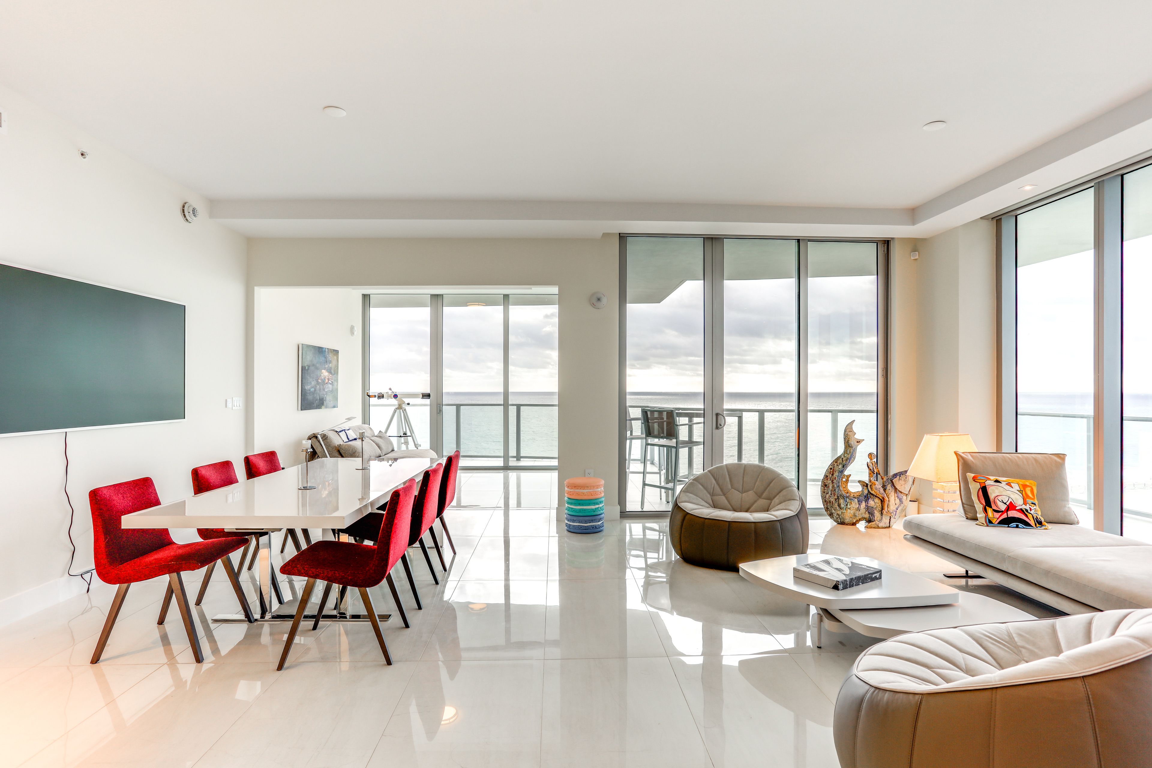 Living Room | Full Futon | Central Heating & A/C | Free WiFi | Smart TV