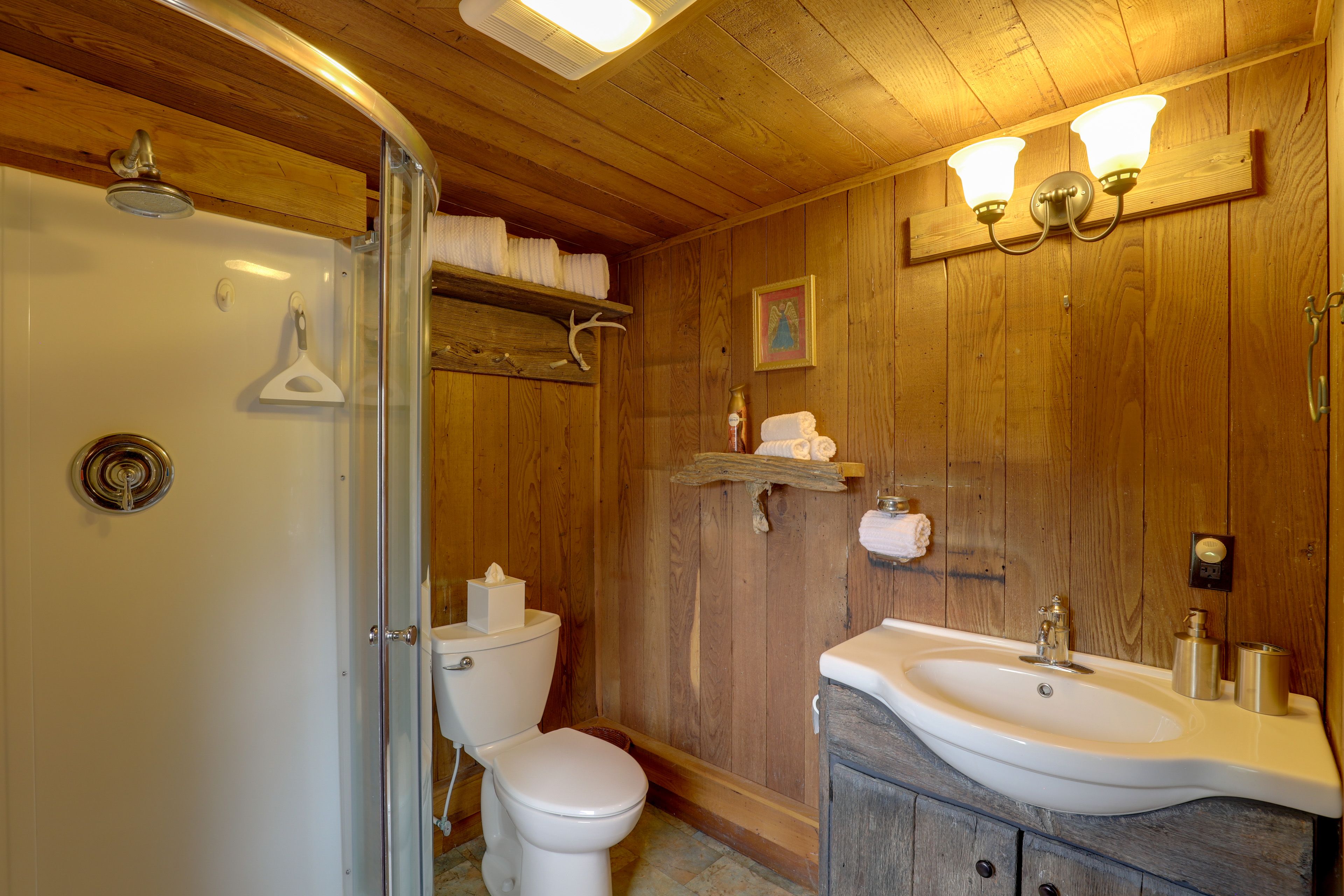 Full Bathroom | Towels Provided | Hair Dryer