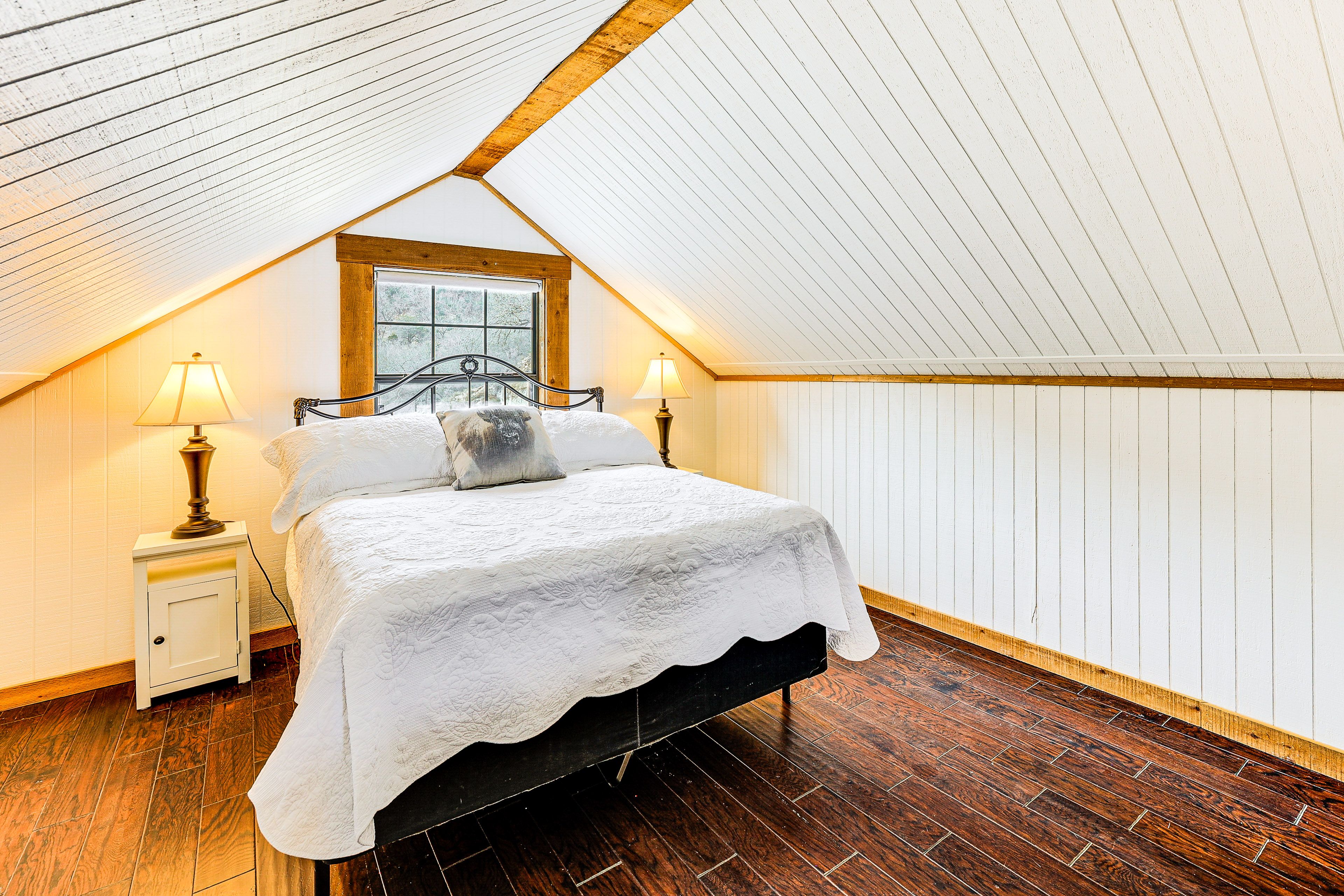 Loft | Queen Bed | 2nd Floor