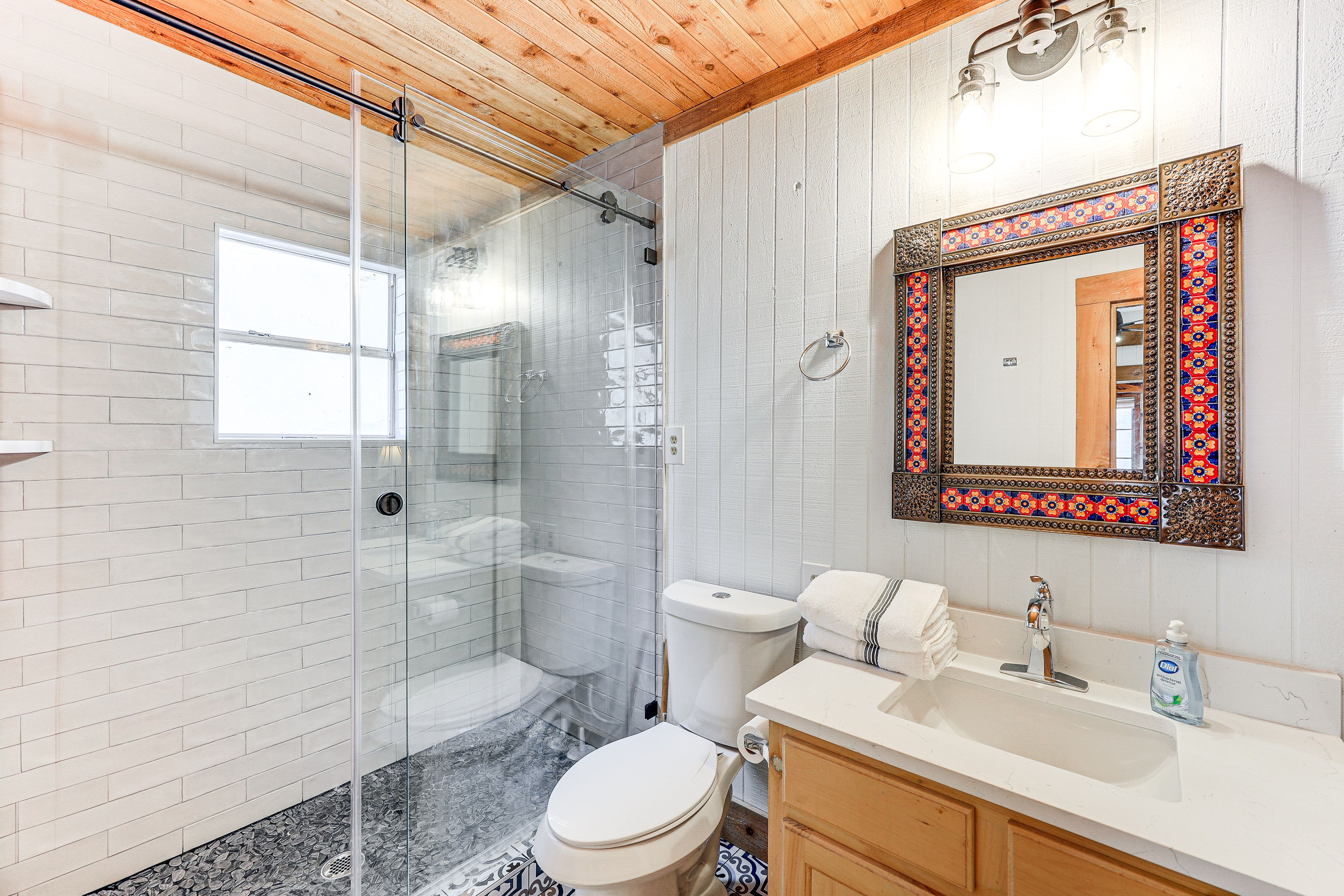 Full Bathroom | 1st Floor | Towels Provided