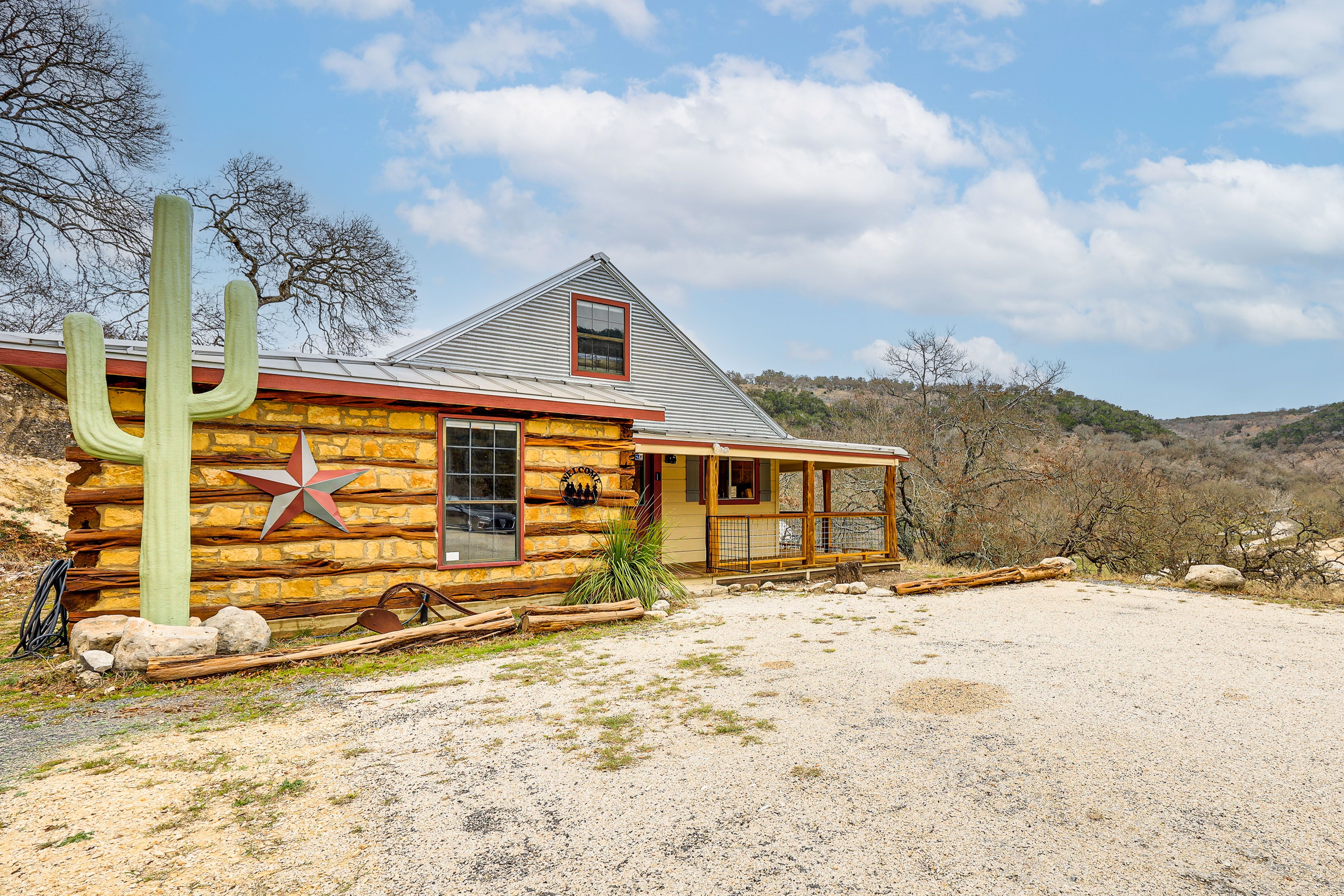 Tarpley Vacation Rental | 1BR | 2BA | 950 Sq Ft | 3 Steps Required