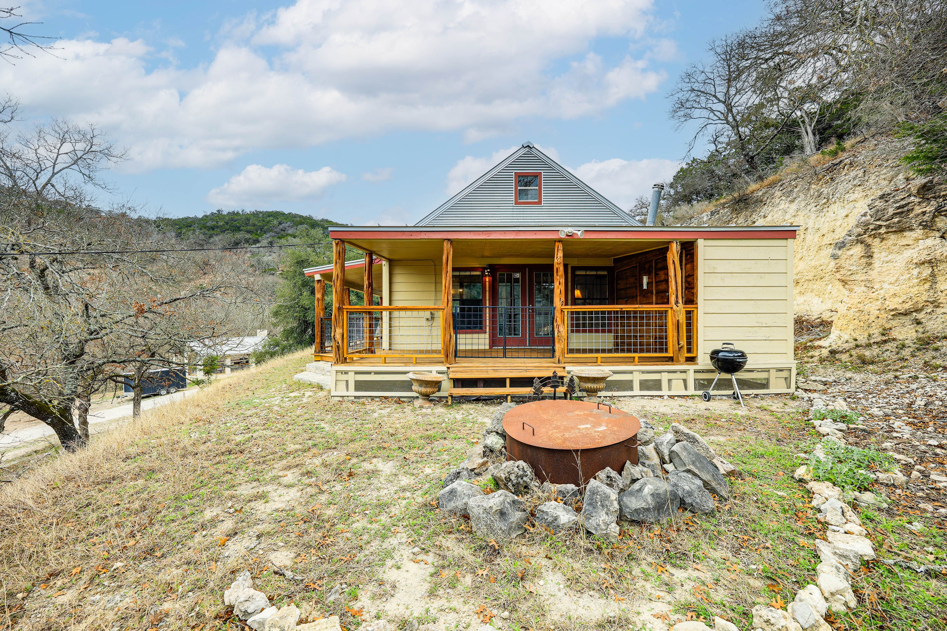 Private Yard | Fire Pit | Charcoal Grill