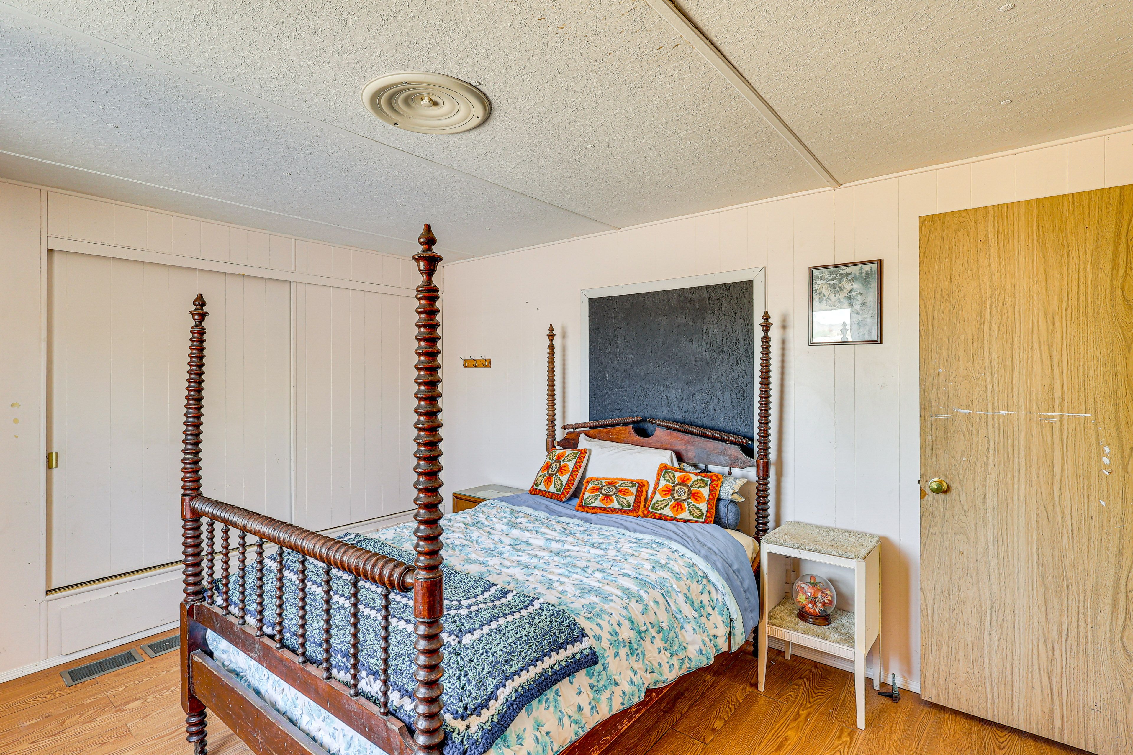 Bedroom | Queen Bed