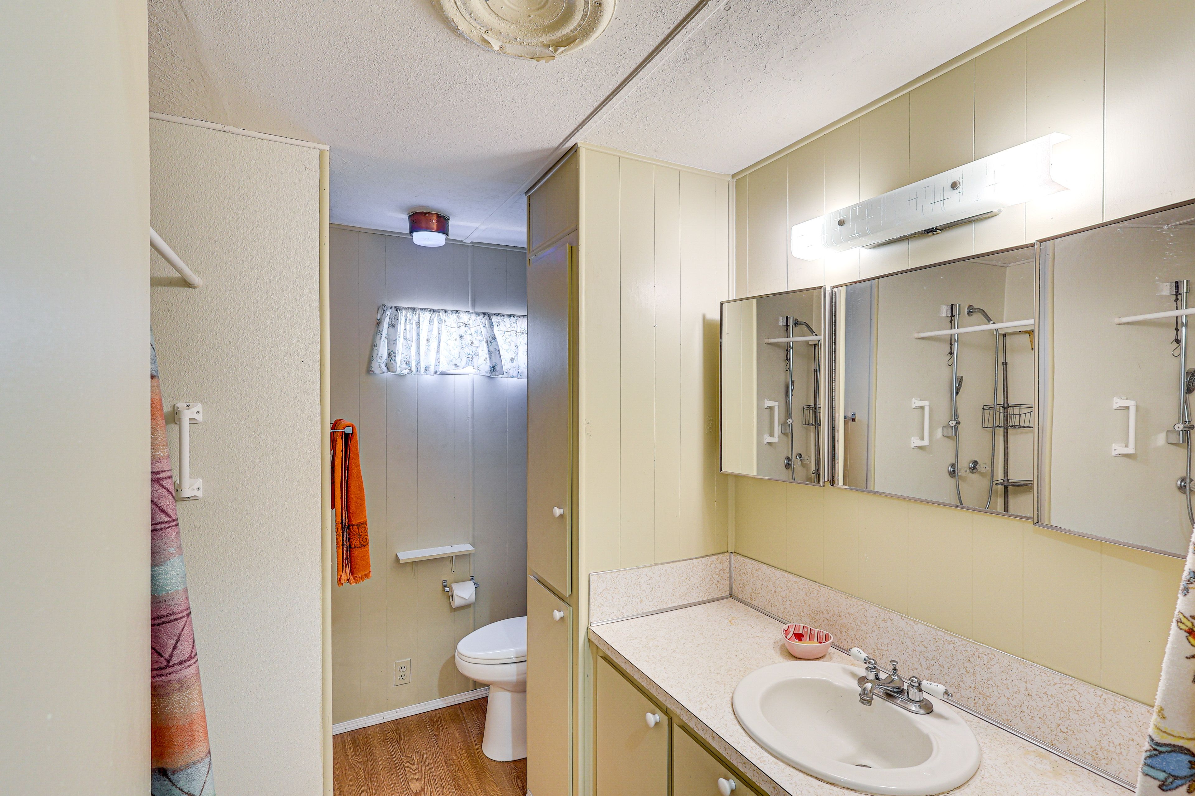 Full Bathroom