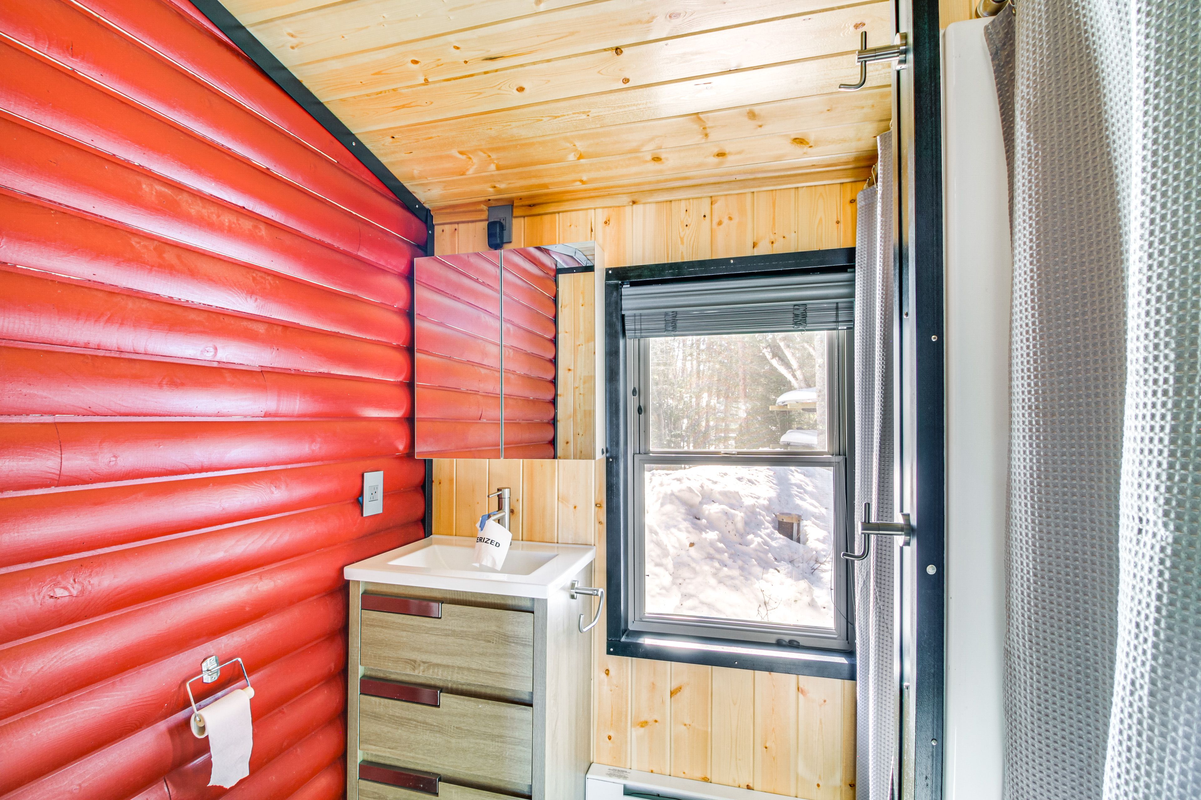 Full Bathroom | Towels Provided
