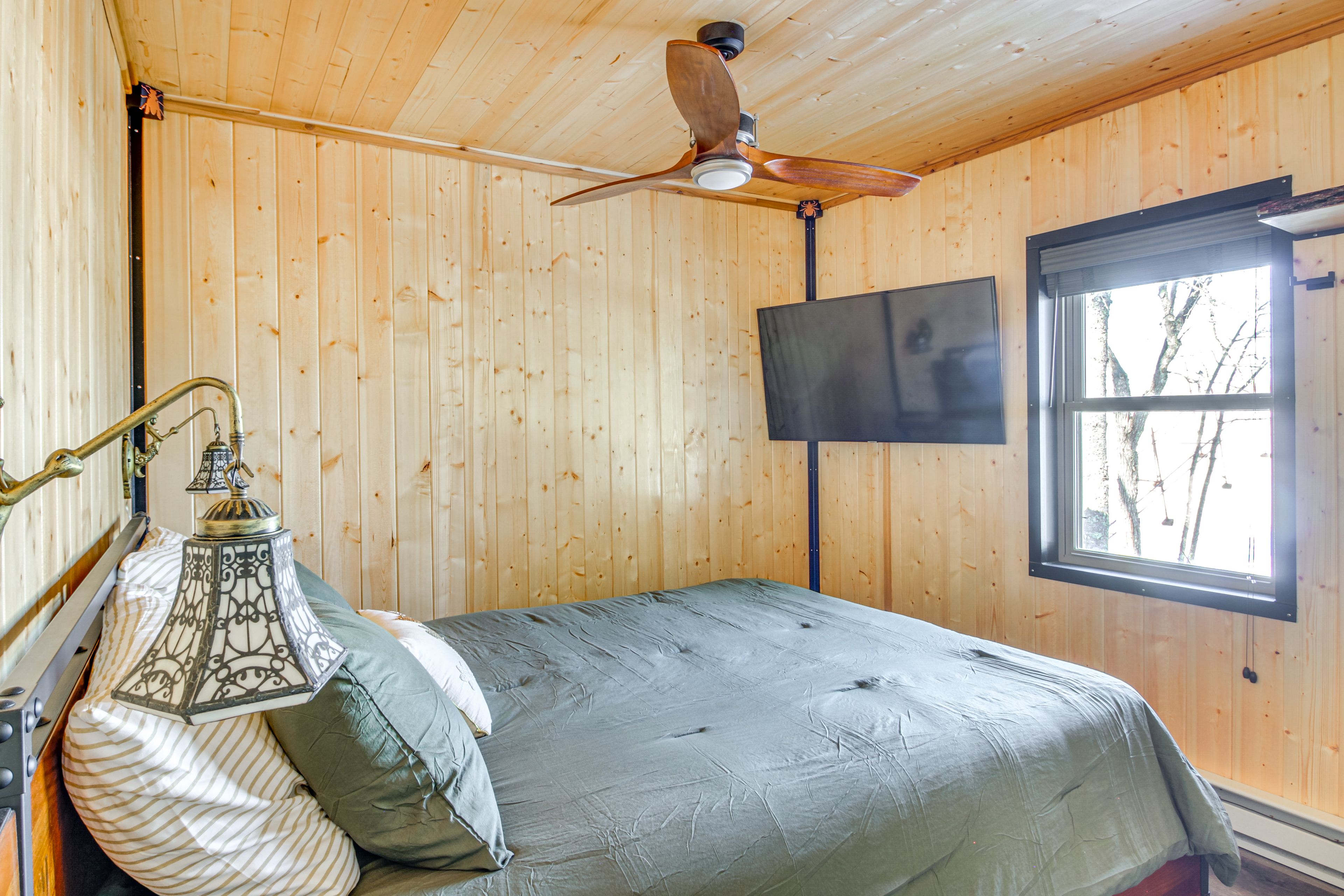 Bedroom 1 | Queen Bed | Smart TV