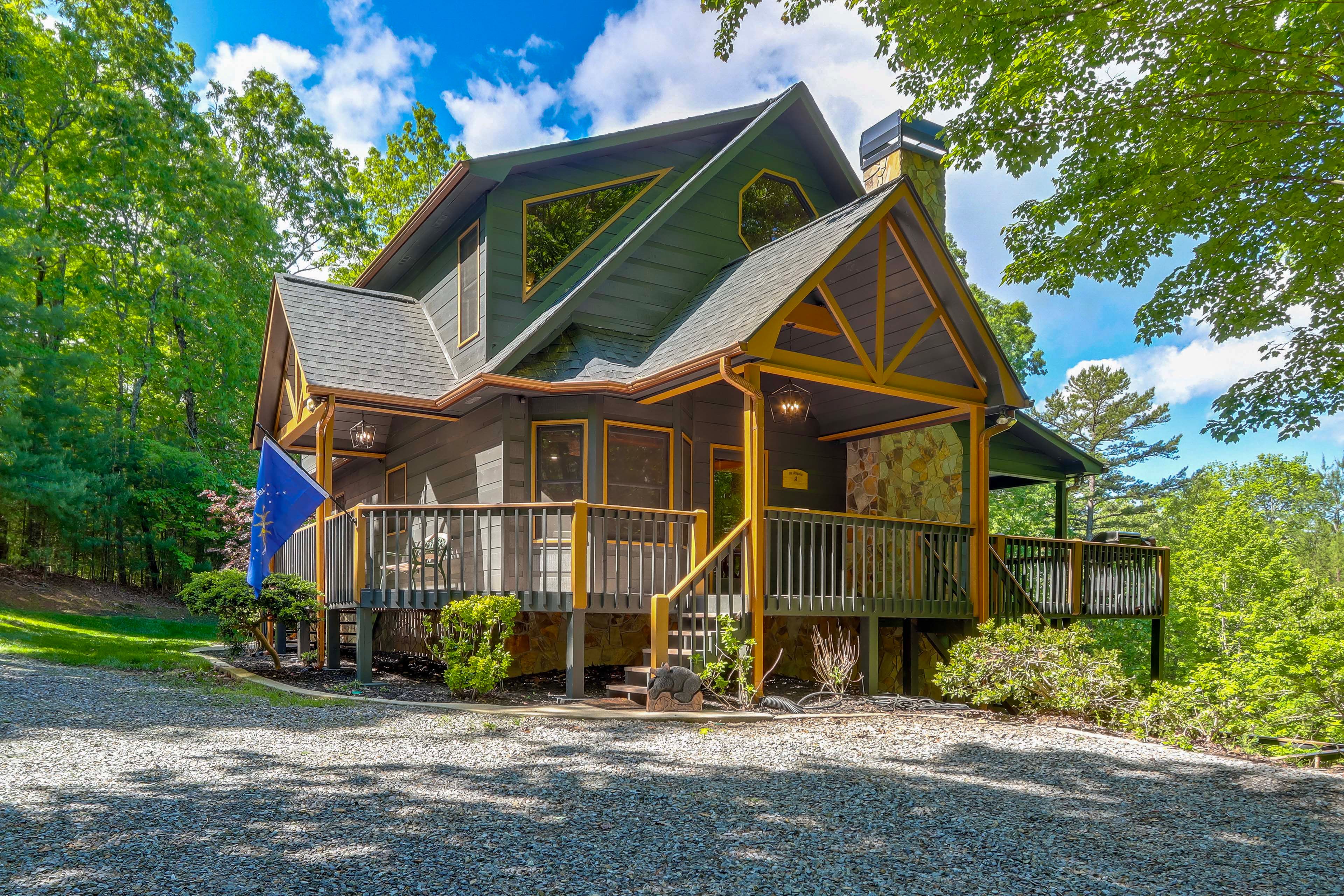 Mineral Bluff Vacation Rental | 3BR | 3.5BA | 2,500 Sq Ft | Stairs Required