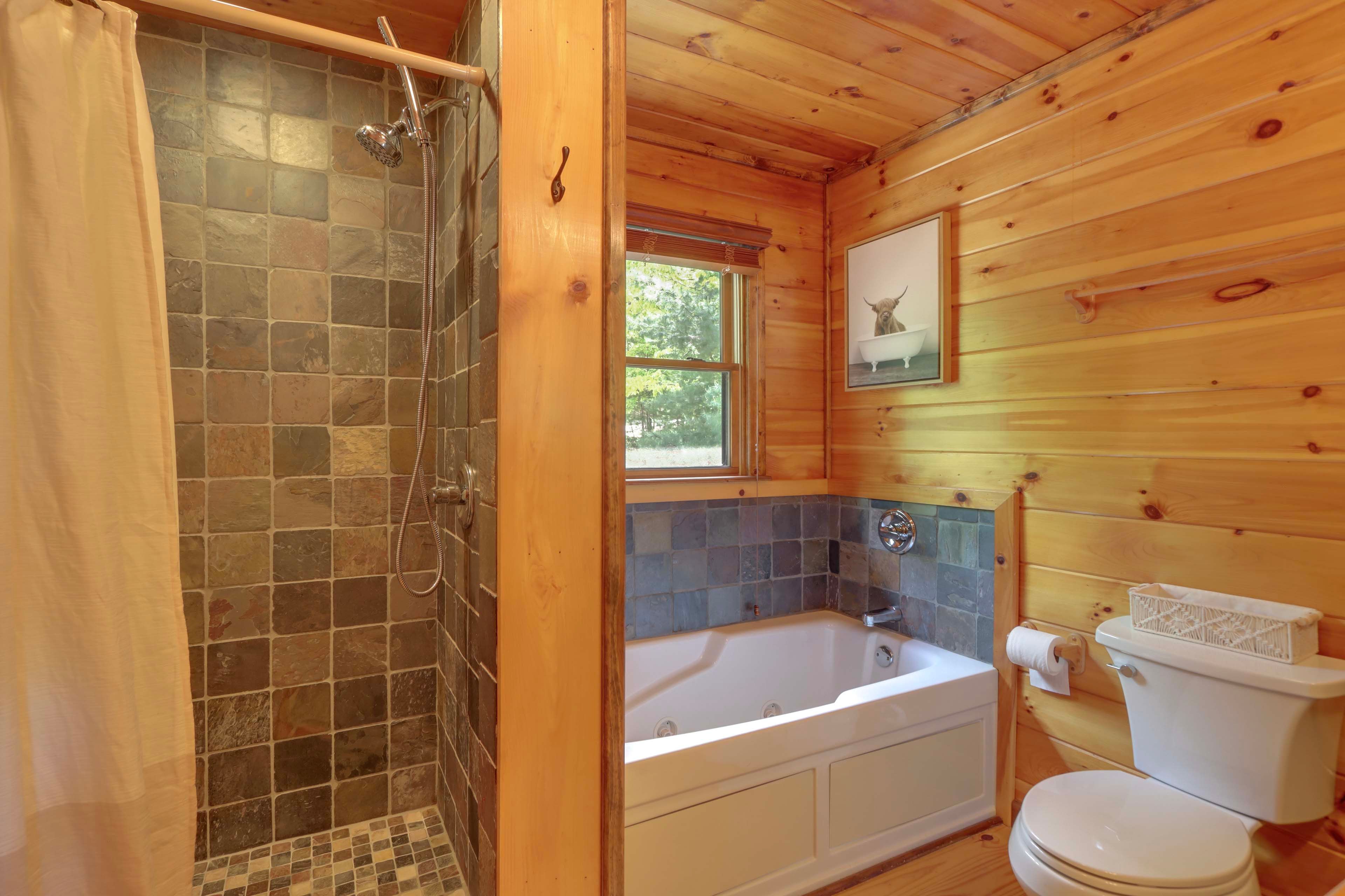 Full Bathroom | Jetted Tub | 2nd Floor