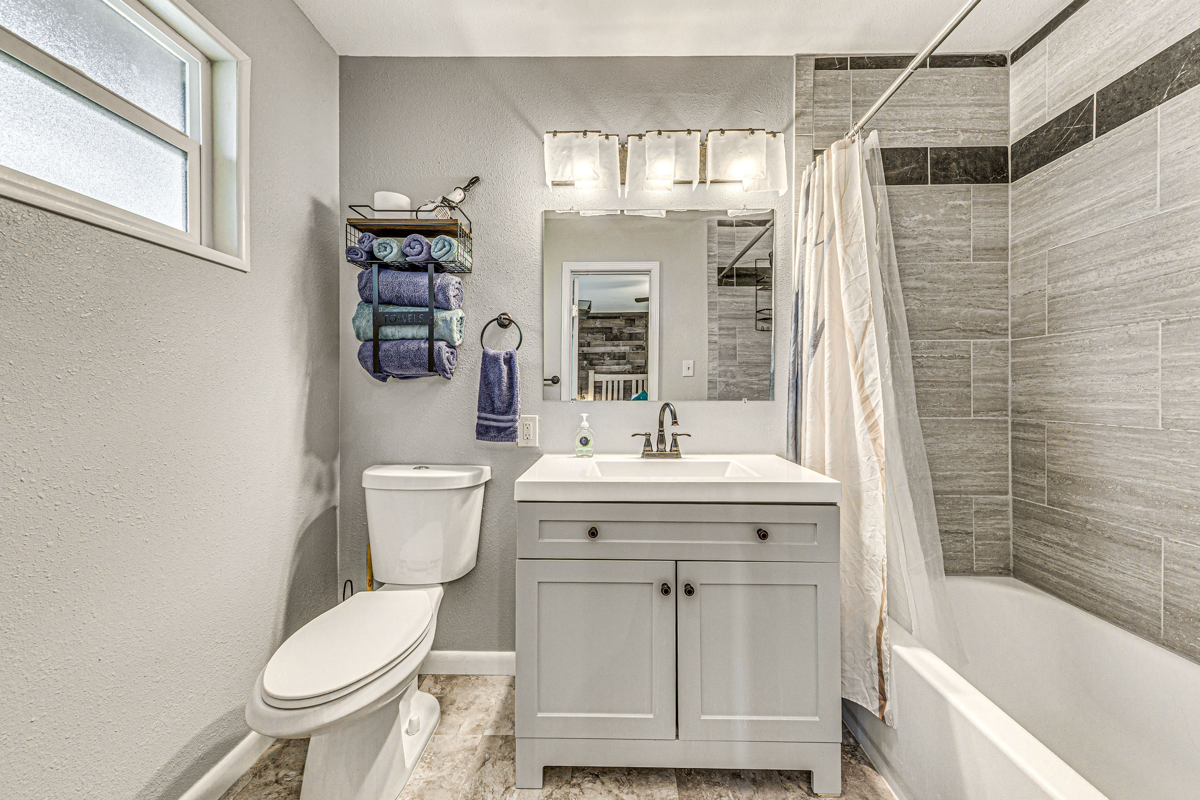 Full Bathroom | Towels Provided | 1st Floor