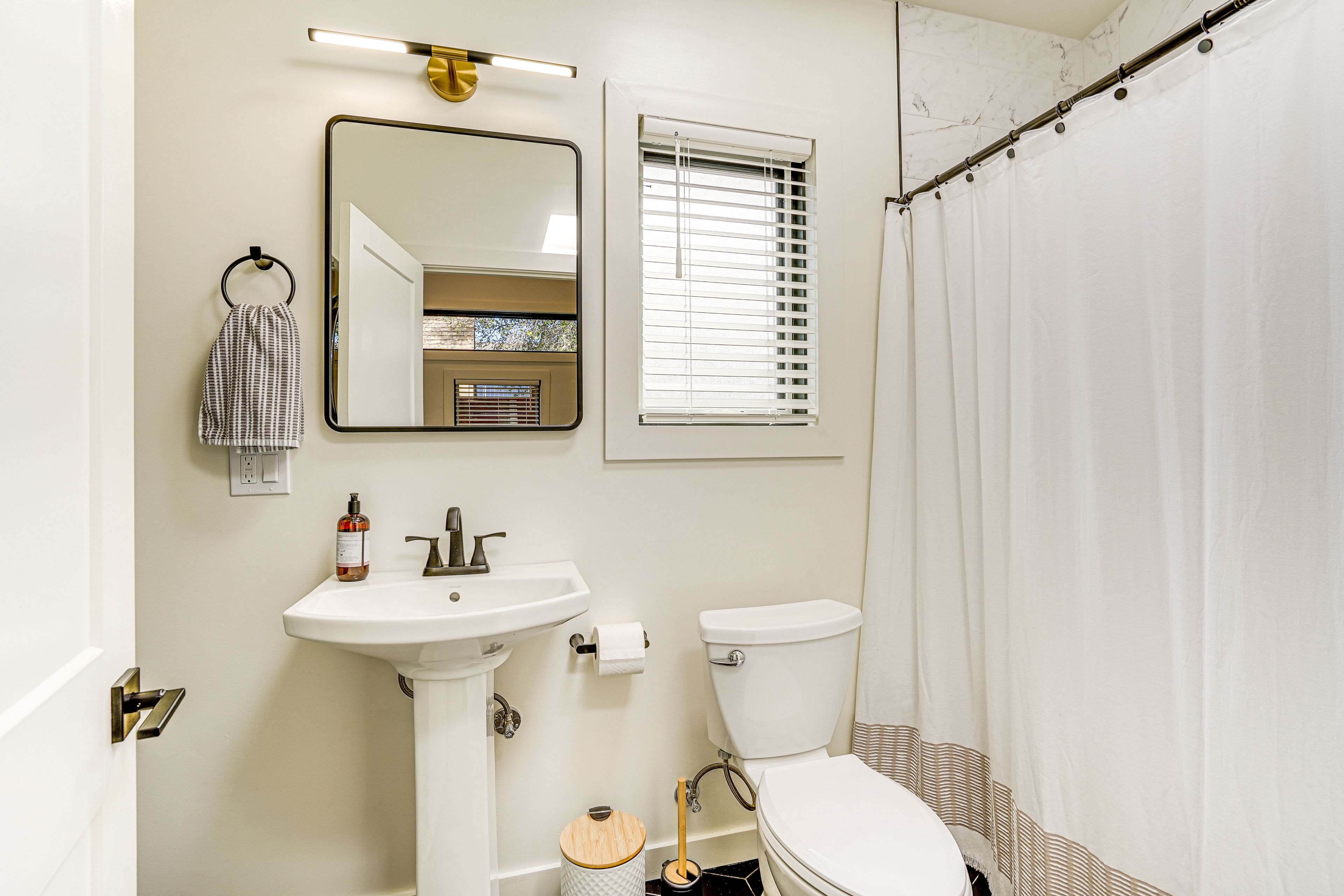 Full Bathroom | Towels Provided