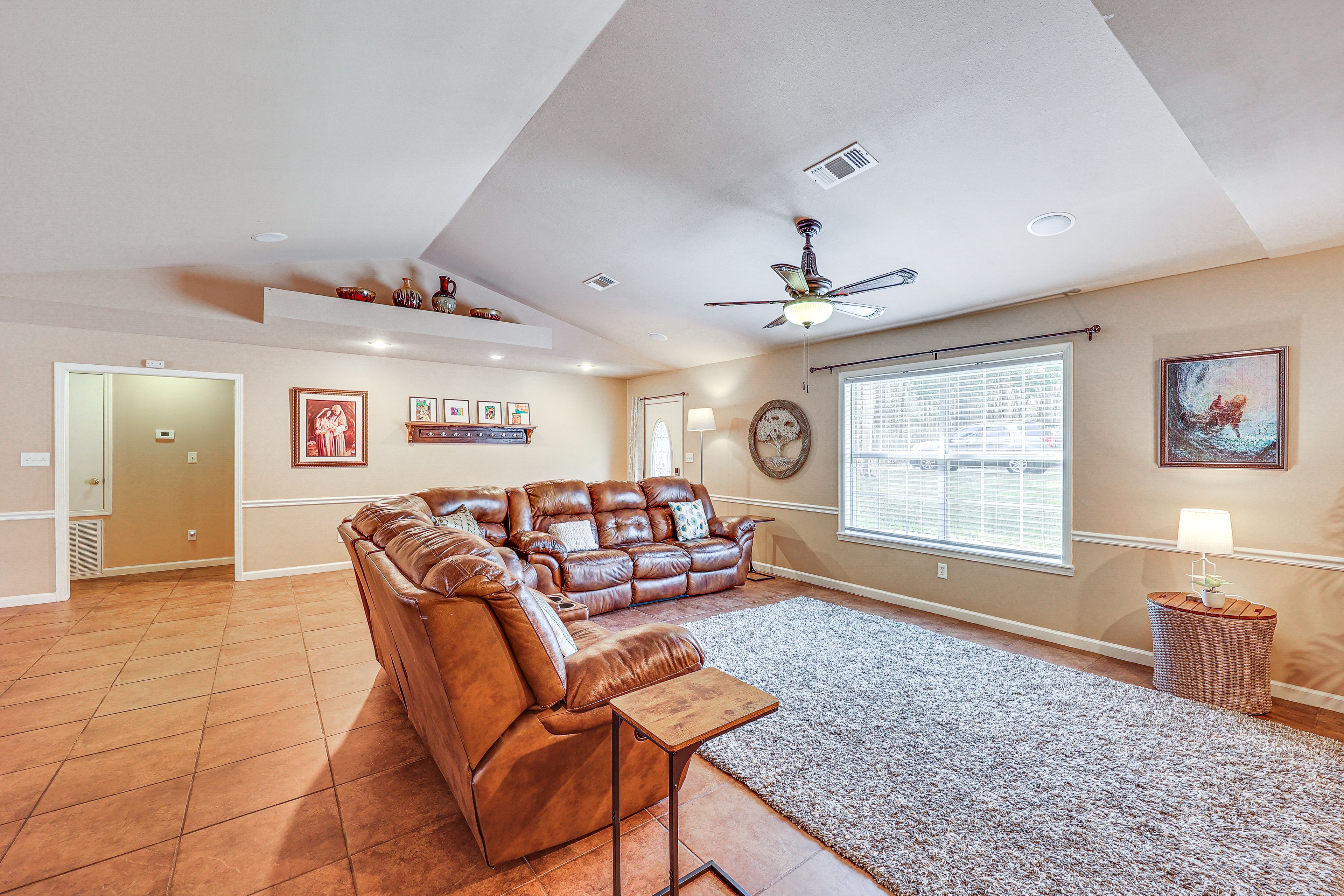 Living Room | Free WiFi | Central Heating & A/C | Smart TV