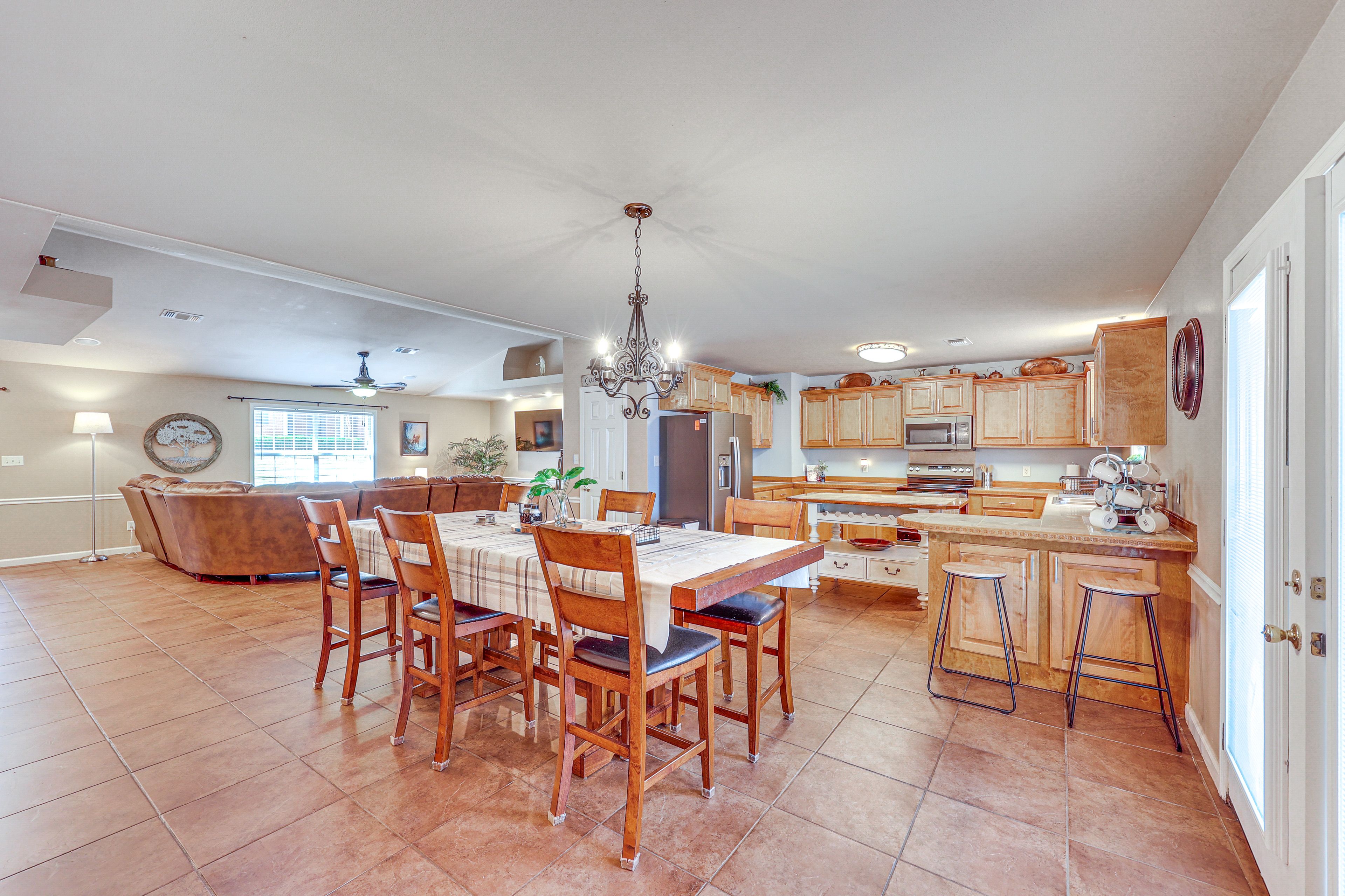 Dining Area | Dishware/Flatware Provided
