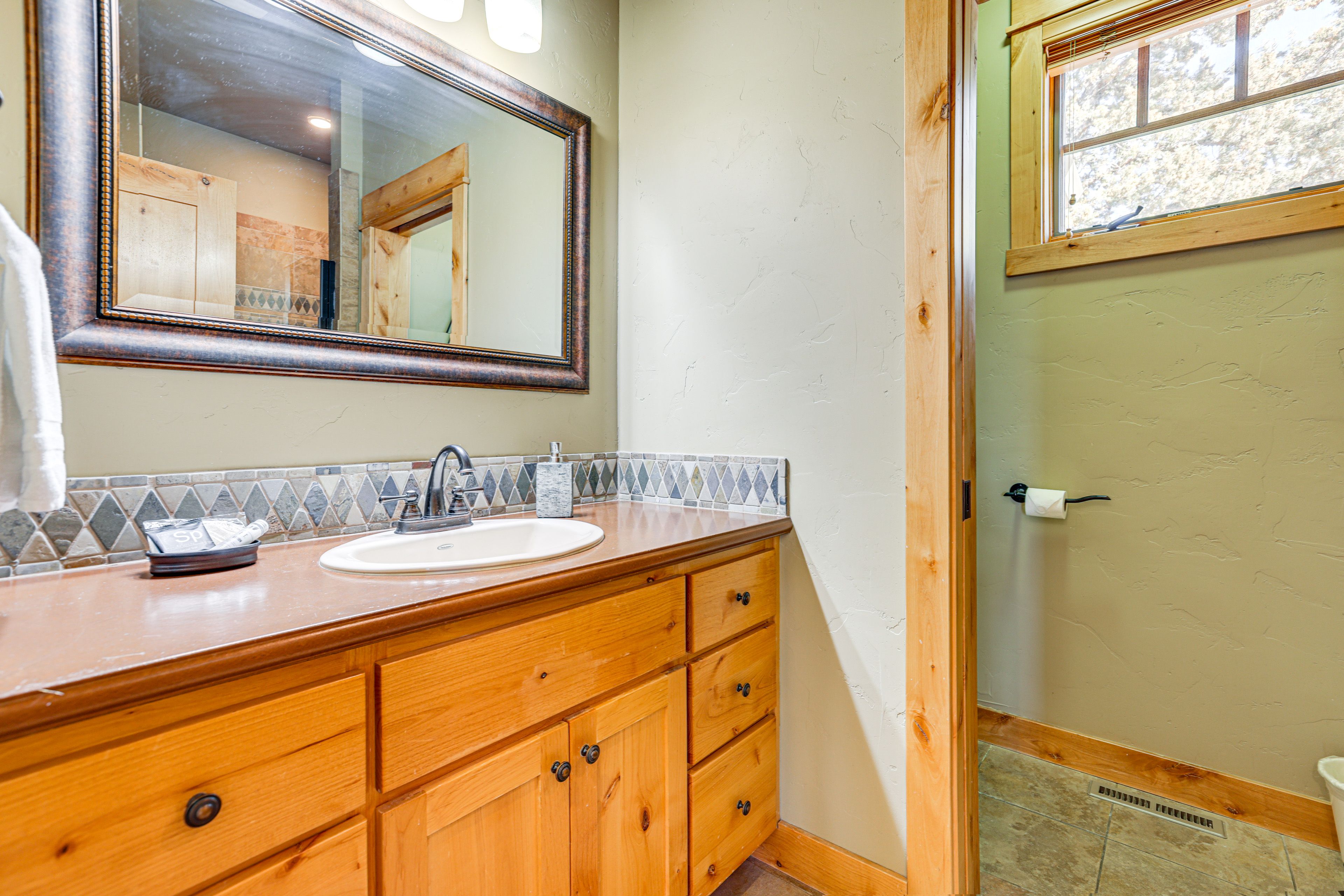 Full Bathroom | Towels Provided