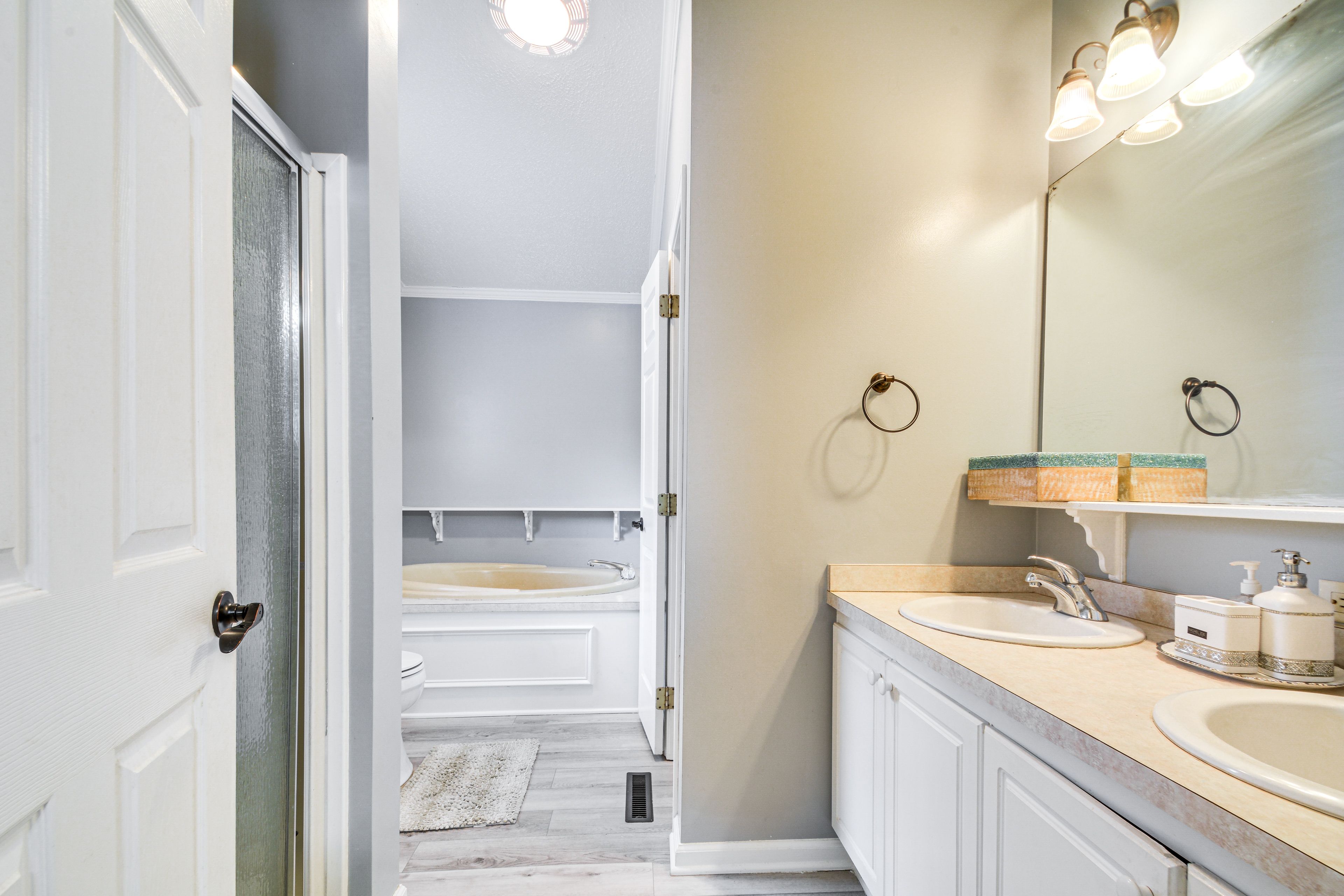 En-Suite Bathroom | Towels Provided