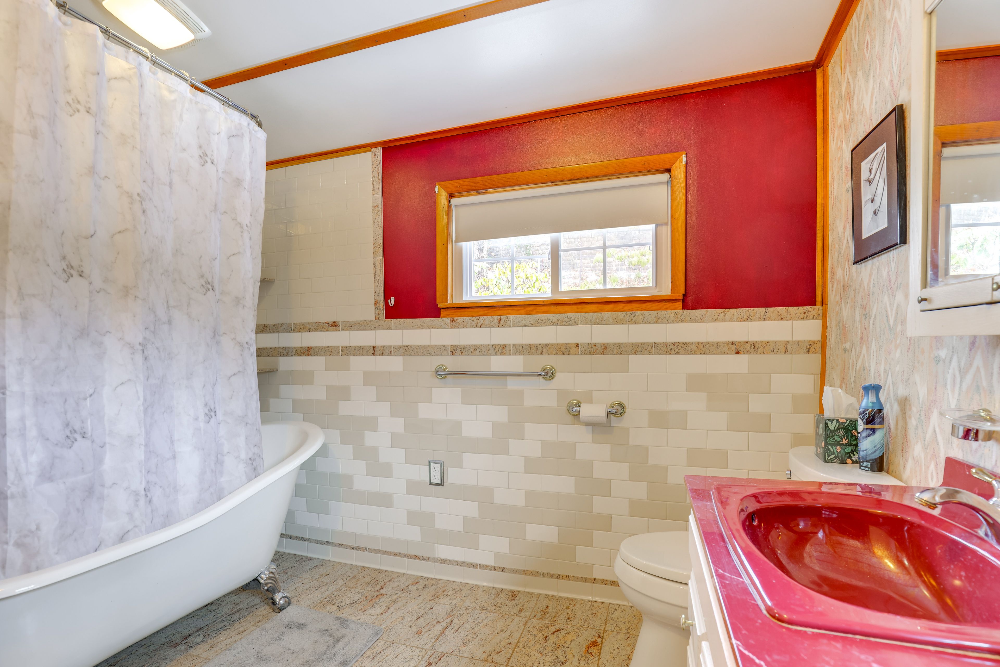 Full Bathroom | Main Level | Clawfoot Tub | Towels Provided