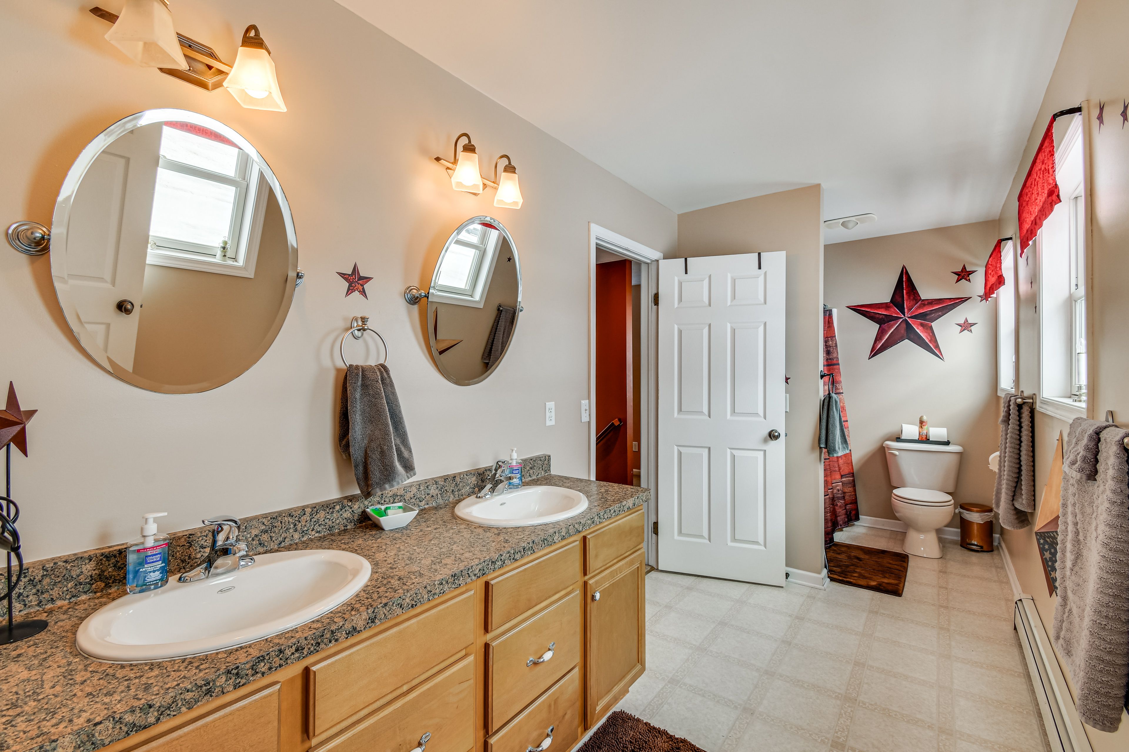 En-Suite Bathroom | 2nd Floor | Towels Provided