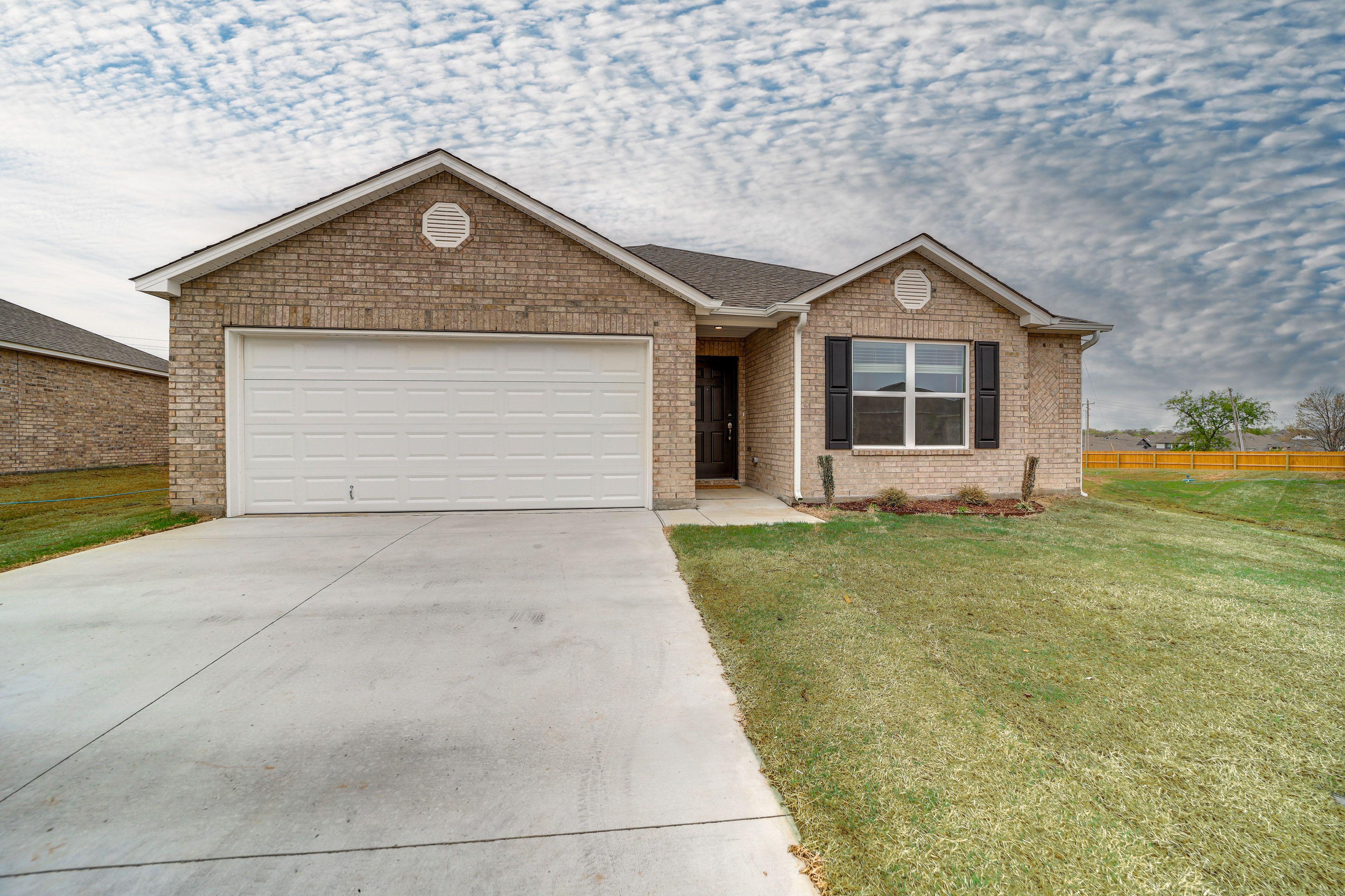 Parking | Driveway (2 Vehicles) | Garage (2 Vehicles)