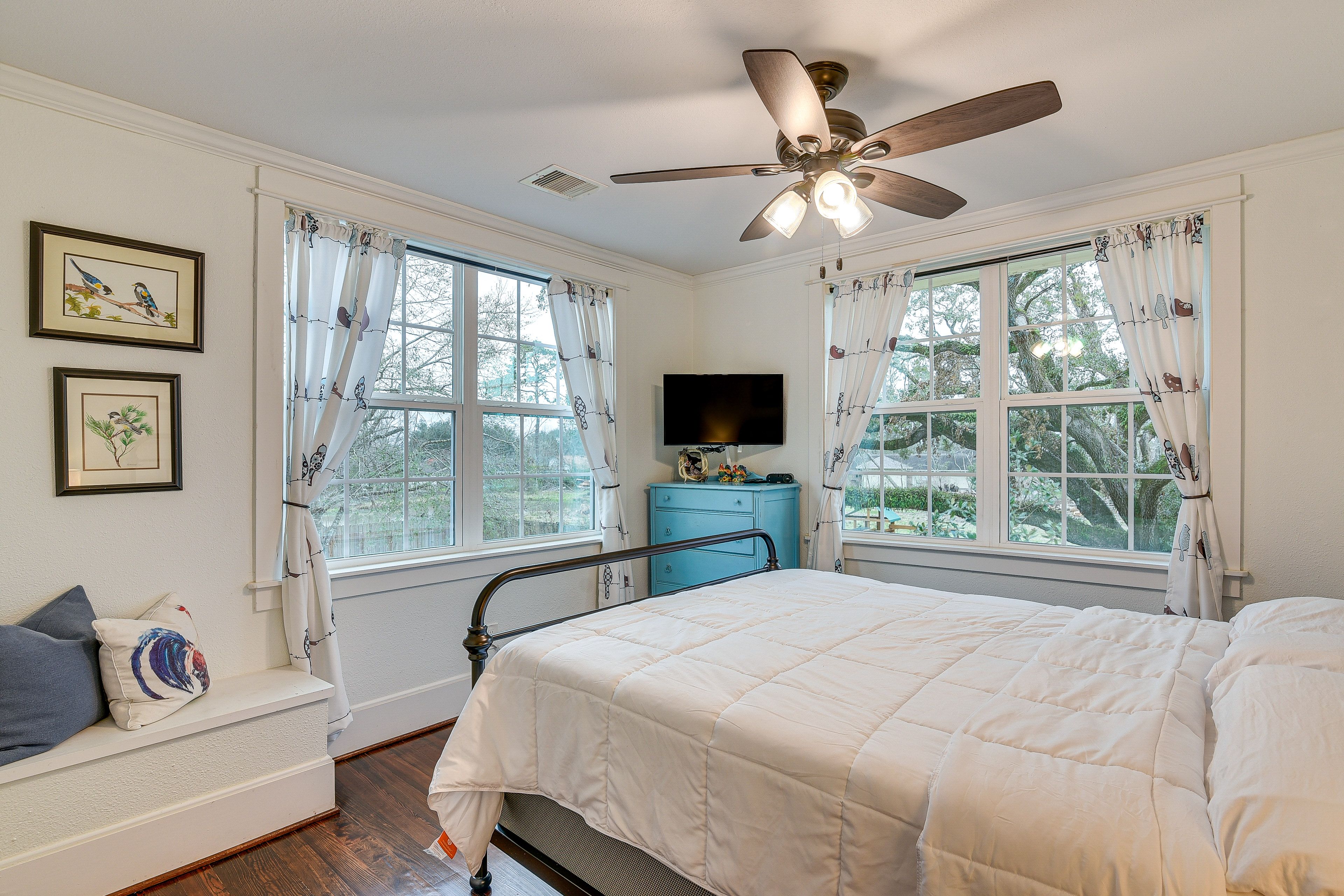 Bedroom 2 | Queen Bed | Smart TV | 2nd Floor