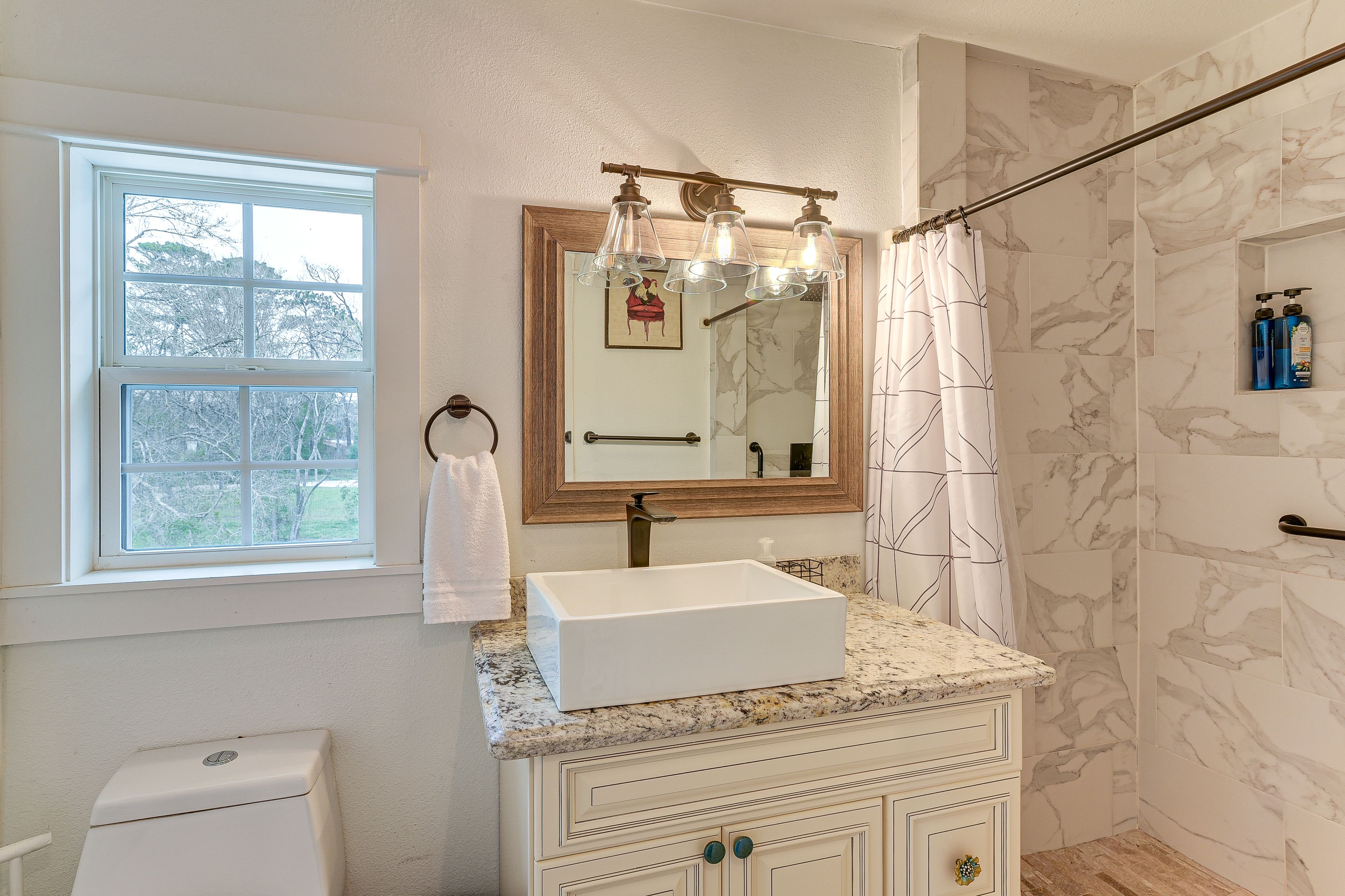 Full Bathroom | Towels Provided | 2nd Floor
