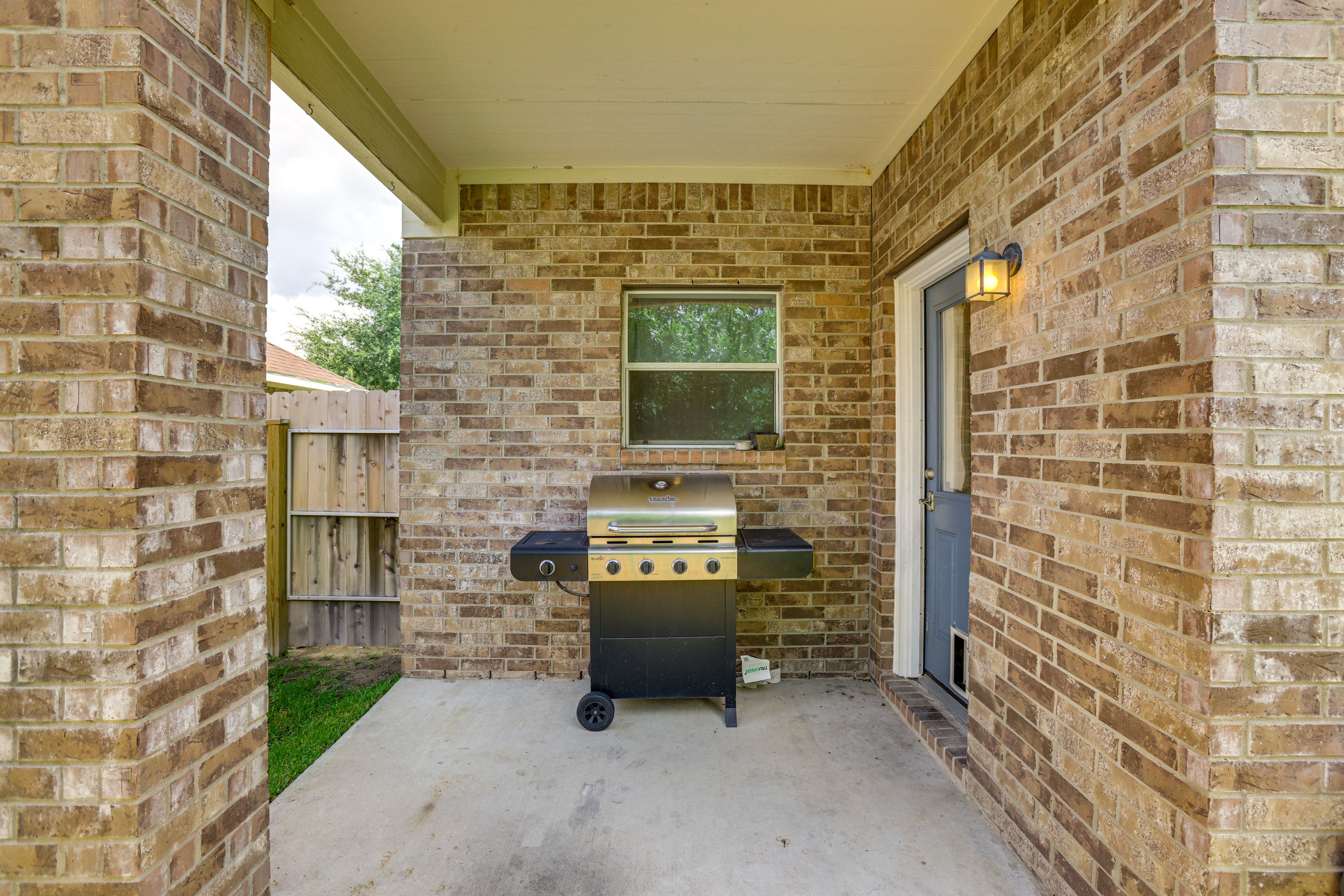 Covered Patio | Gas Grill