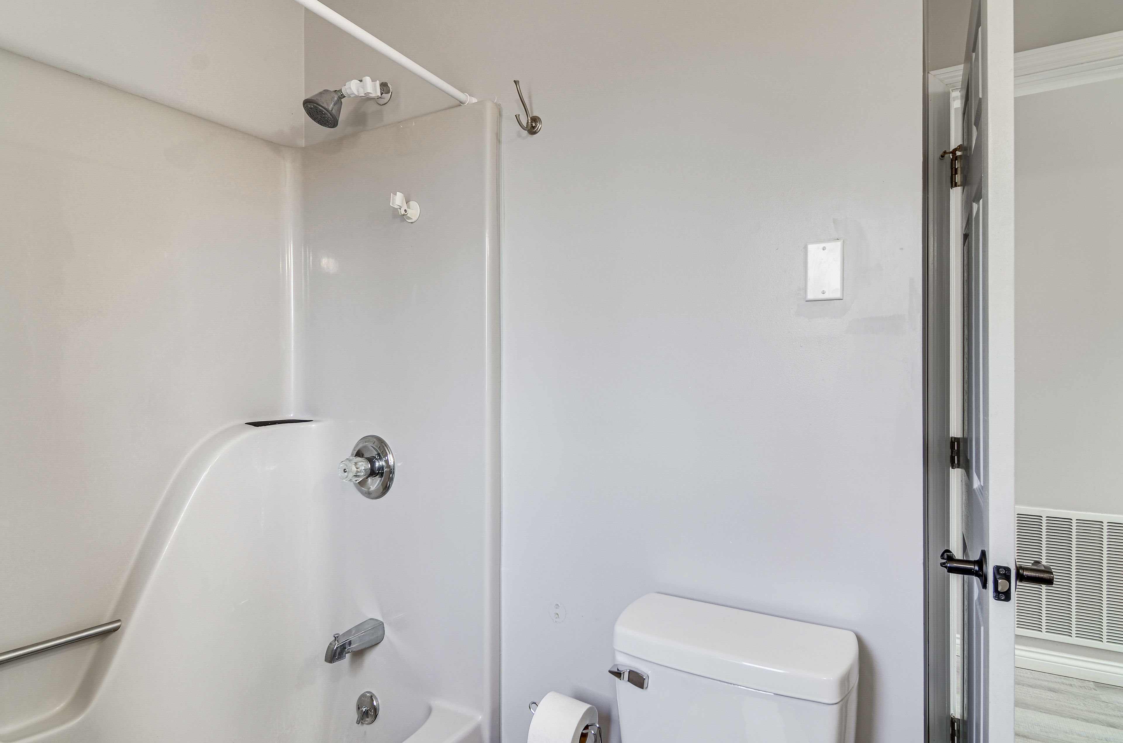 Full Bathroom | Towels Provided | 1st Floor