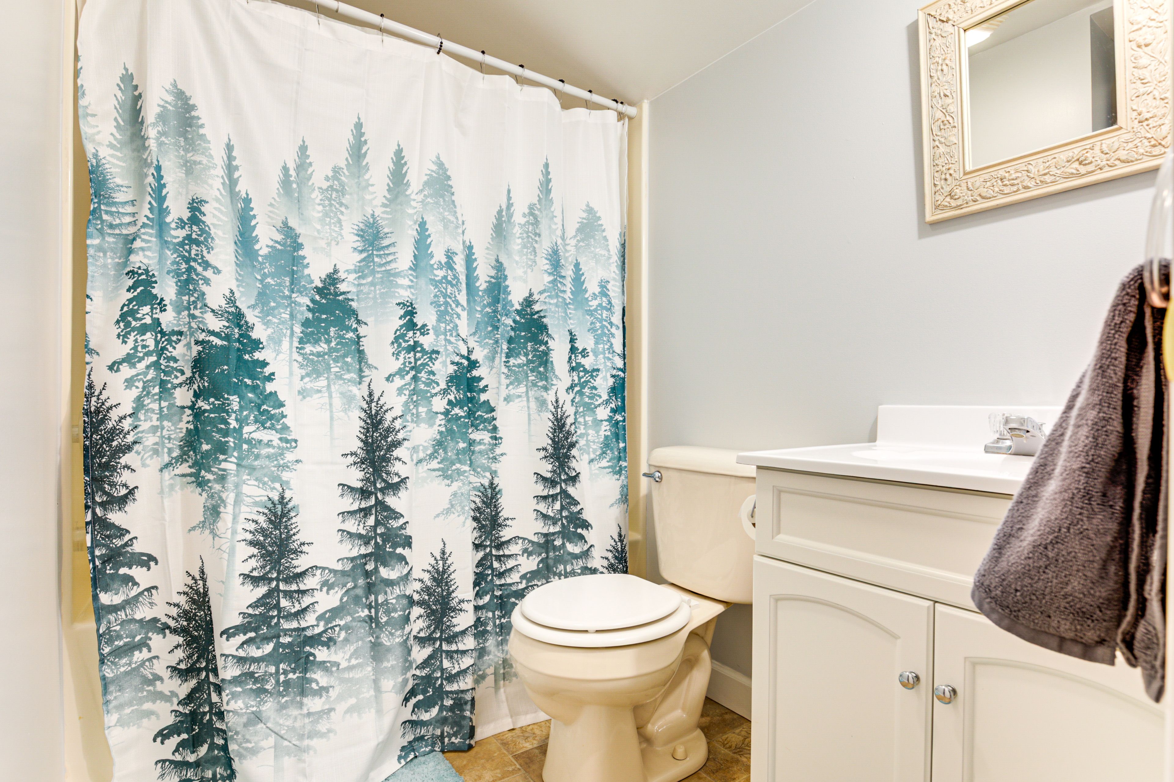 Full Bathroom | 1st Floor | Towels Provided