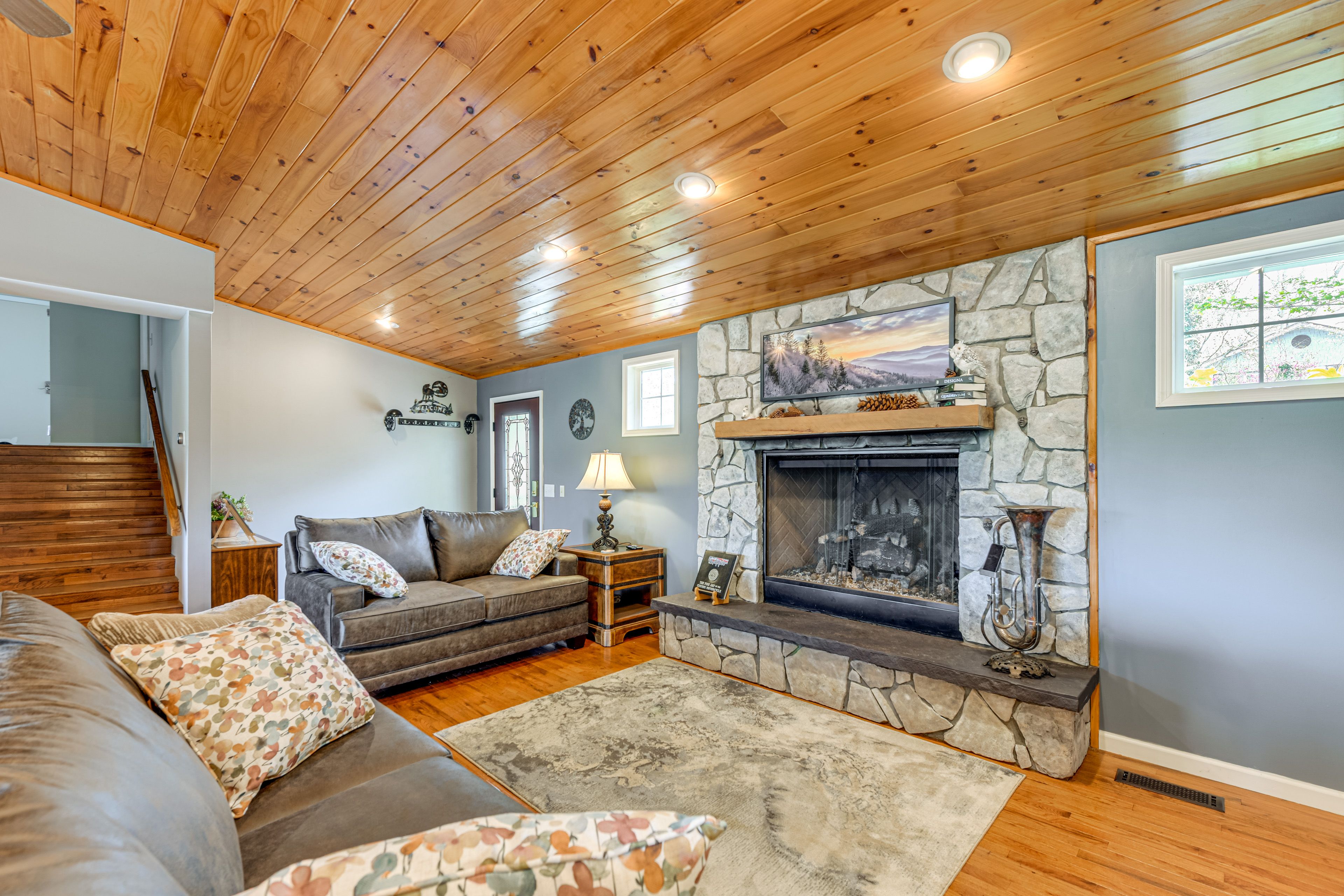 Living Room | 1st Floor | Smart TV | Board Games | Books