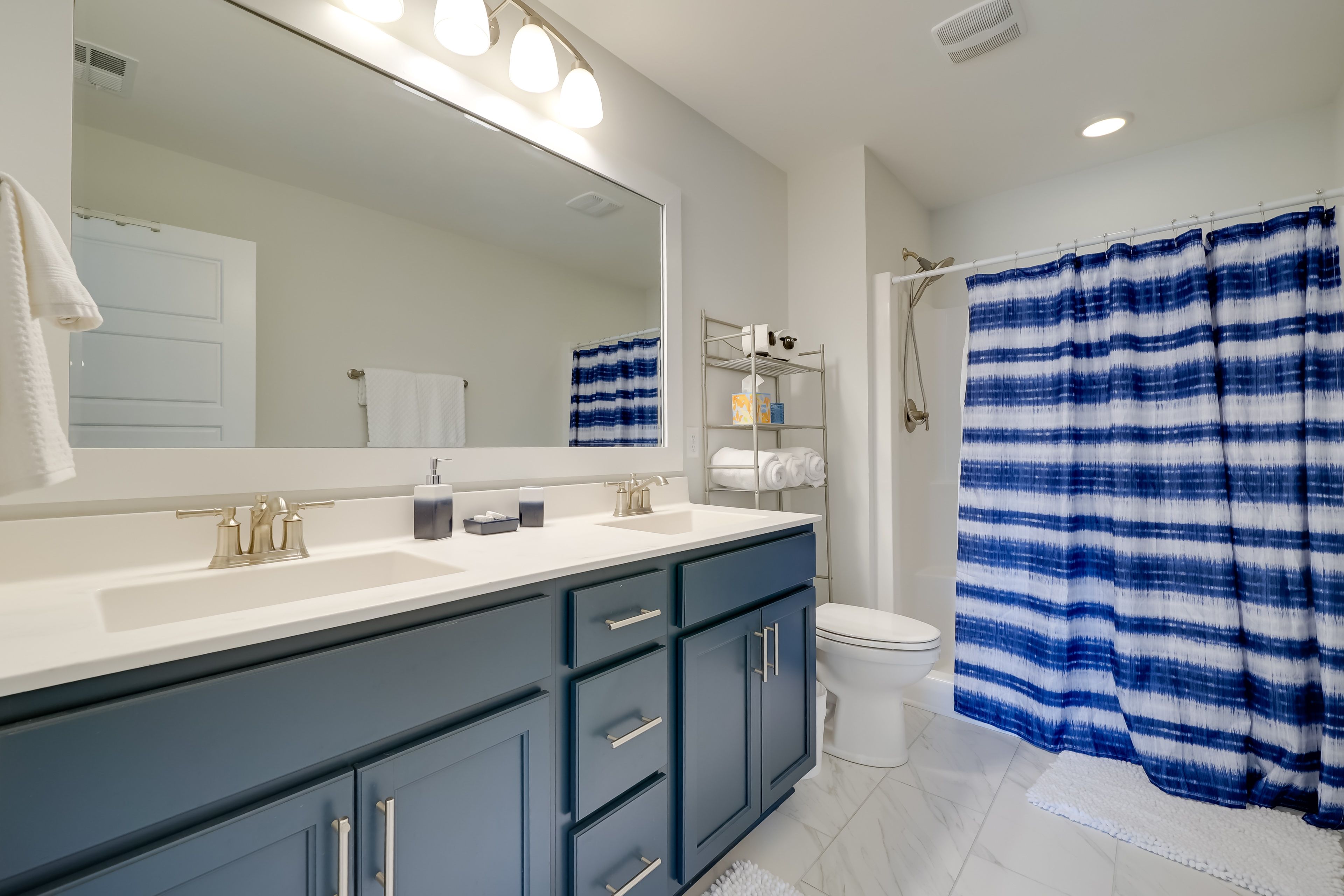 Full Bathroom | 2nd Floor