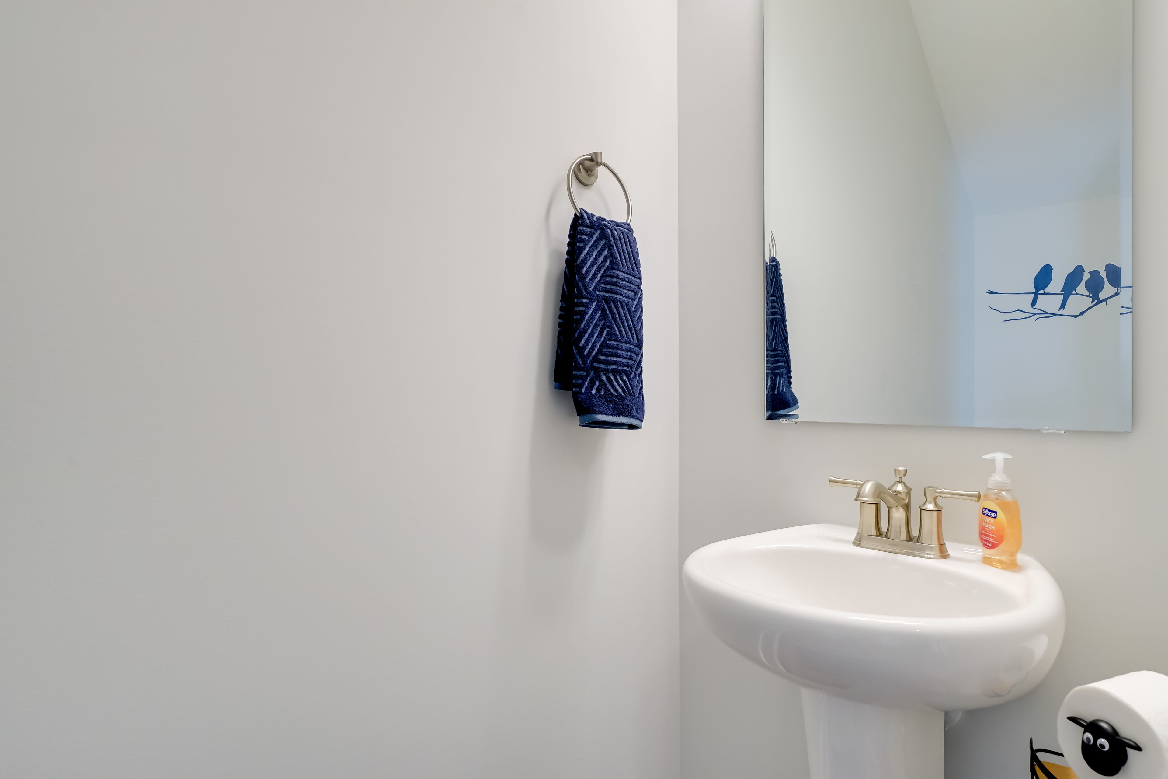 Half Bathroom | 1st Floor | Towels Provided