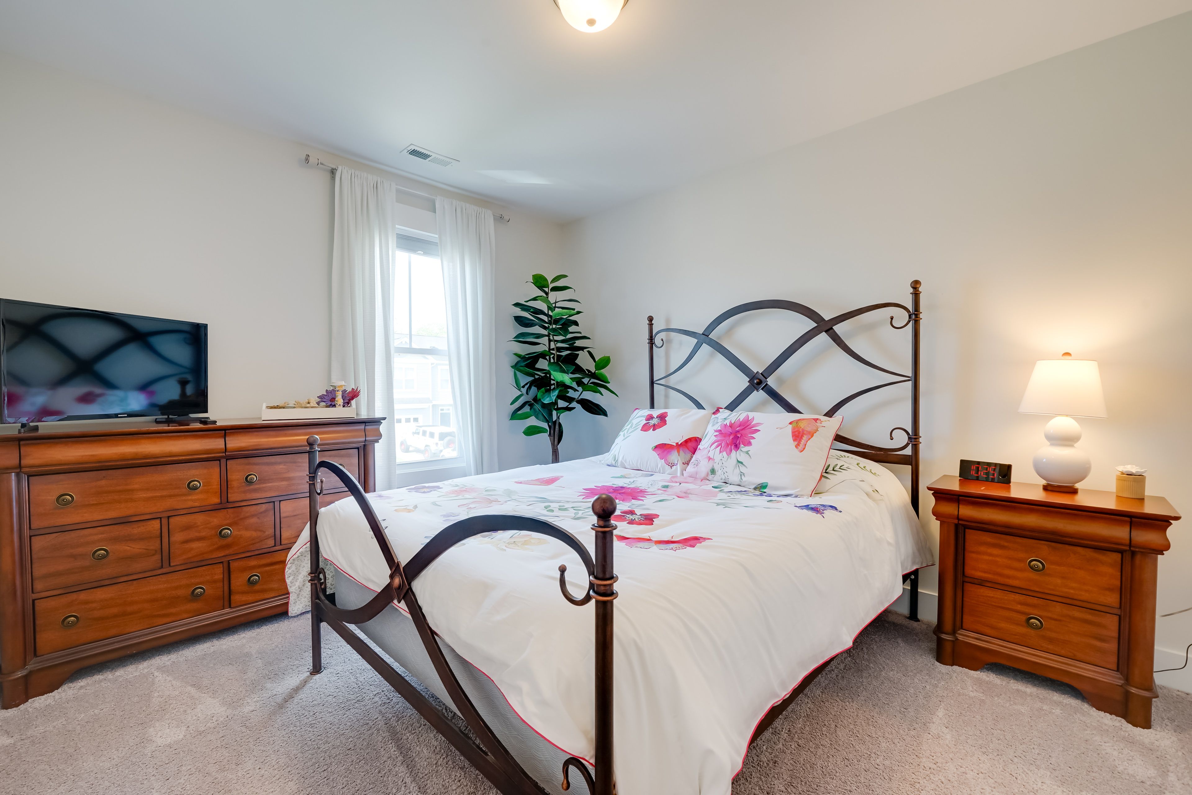 Bedroom 2 | 2nd Floor | Queen Bed