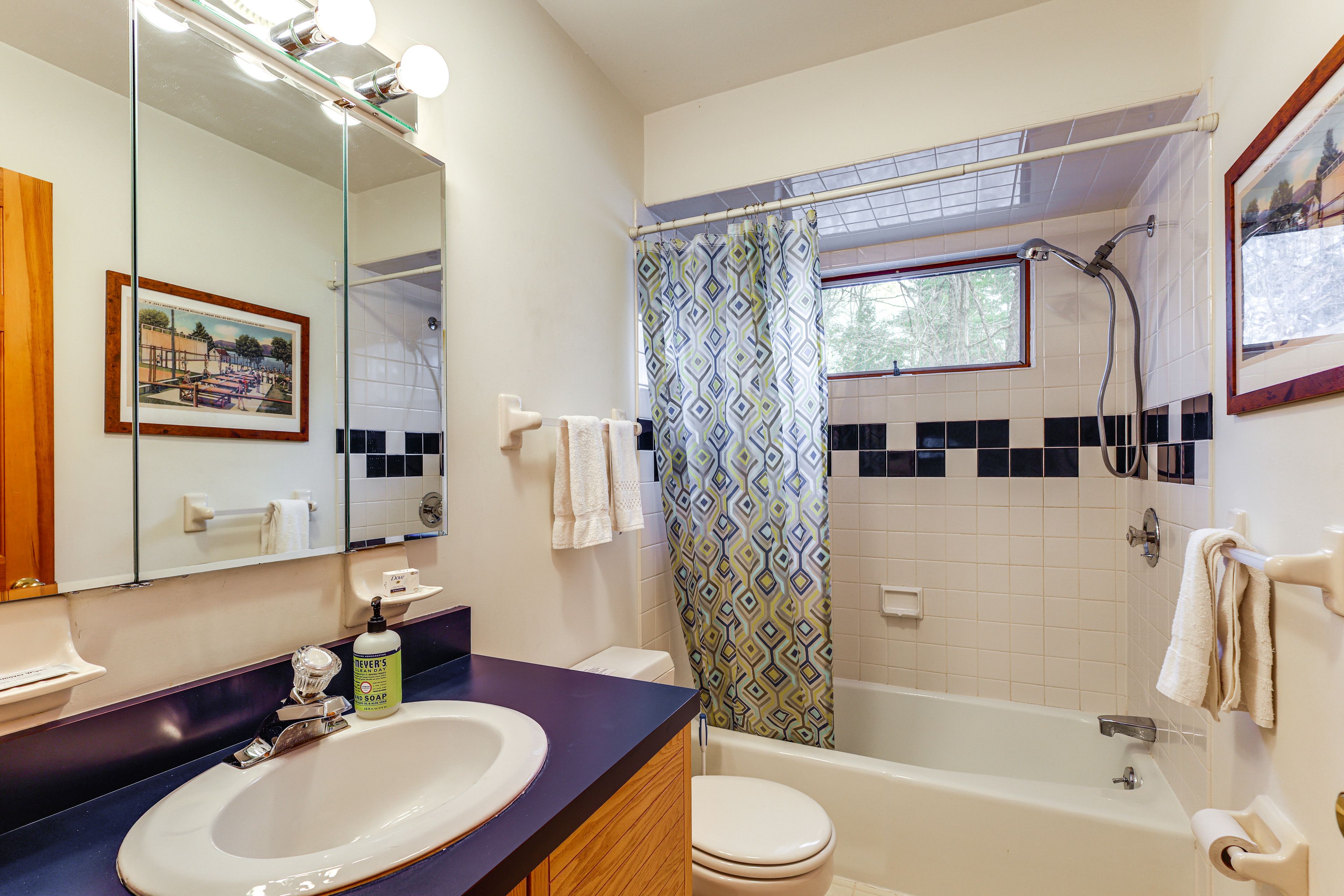 Full Bathroom | 1st Floor | Complimentary Toiletries
