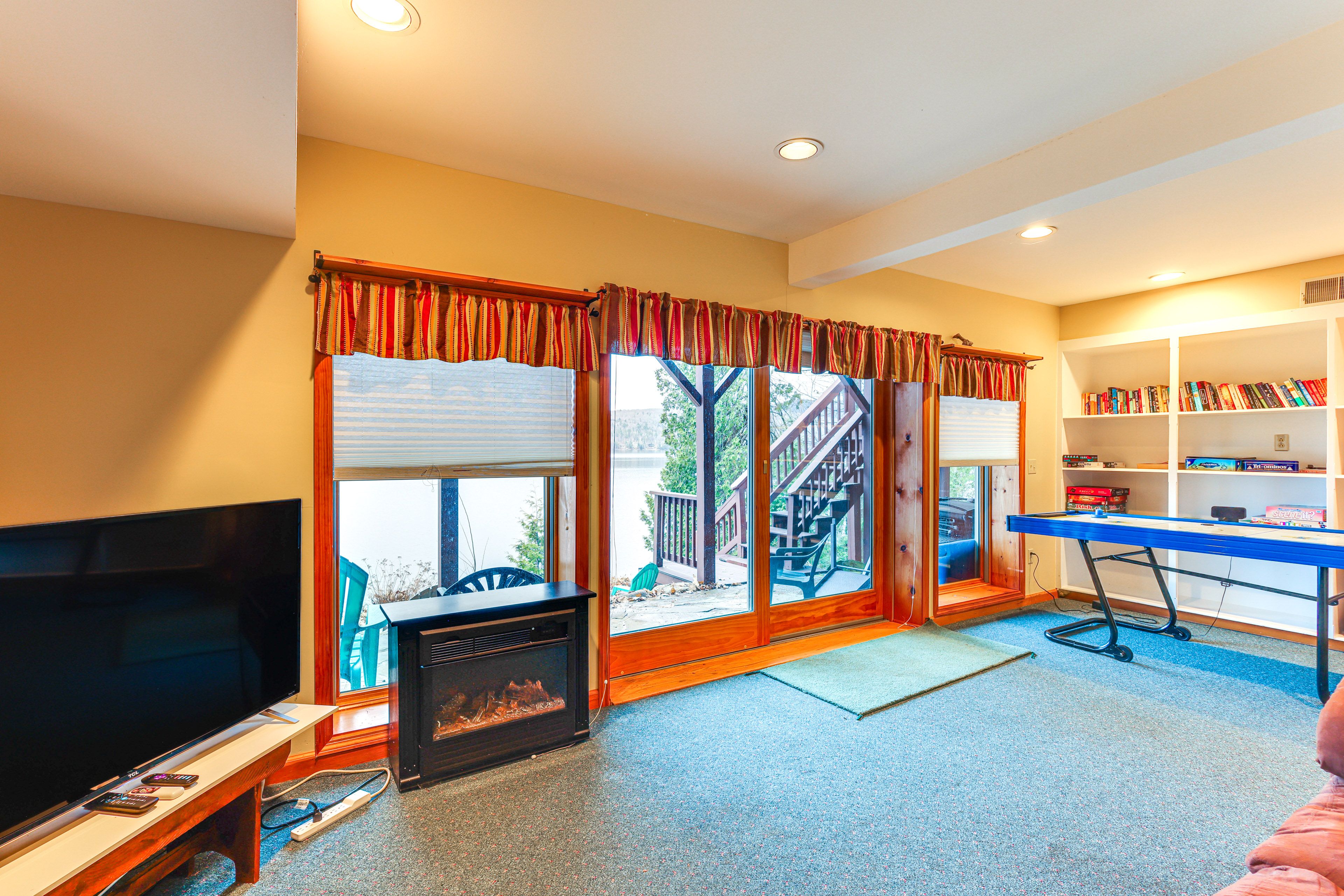 Game Room | Basement | Smart TV | Electric Fireplace