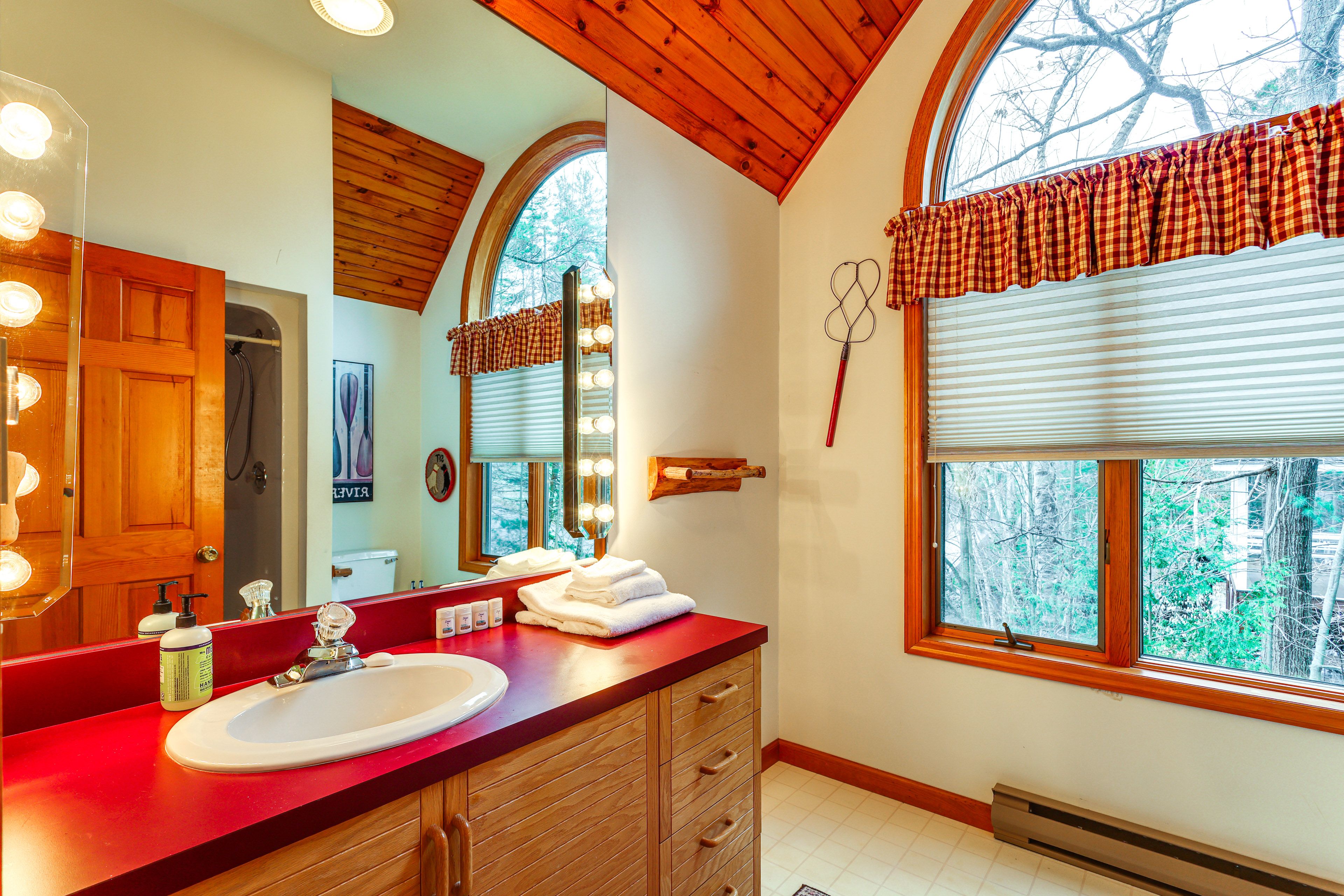 Full Bathroom | 2nd Floor | Towels Provided