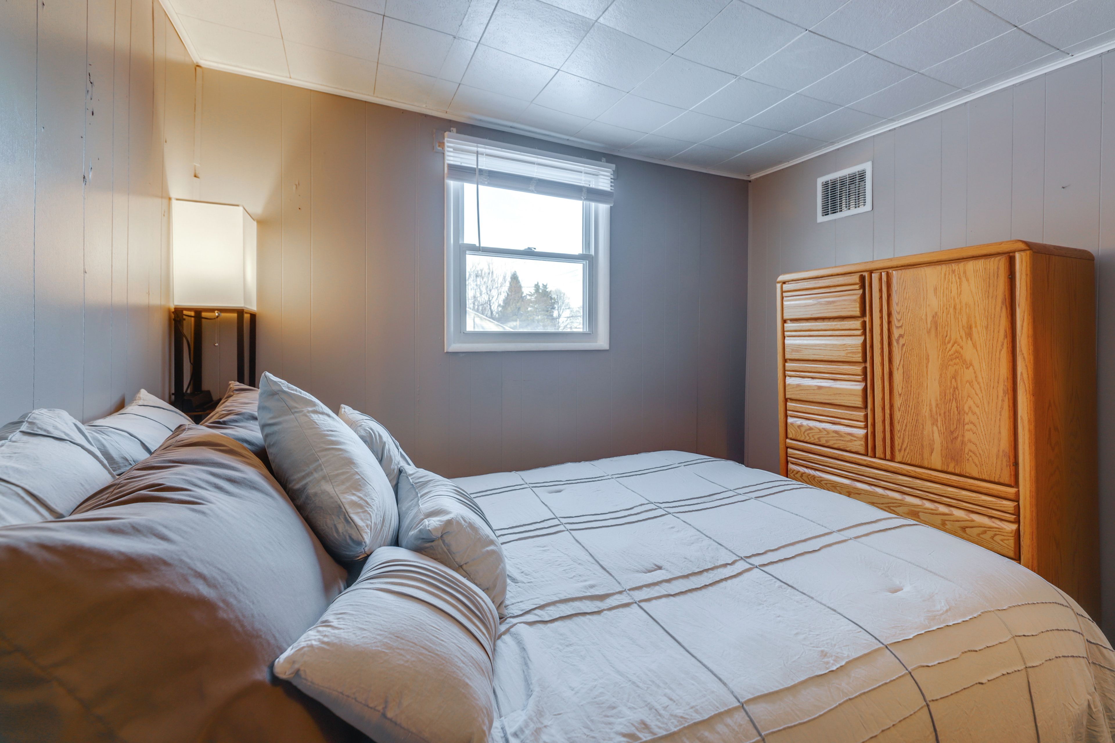 Bedroom 1 | Queen Bed