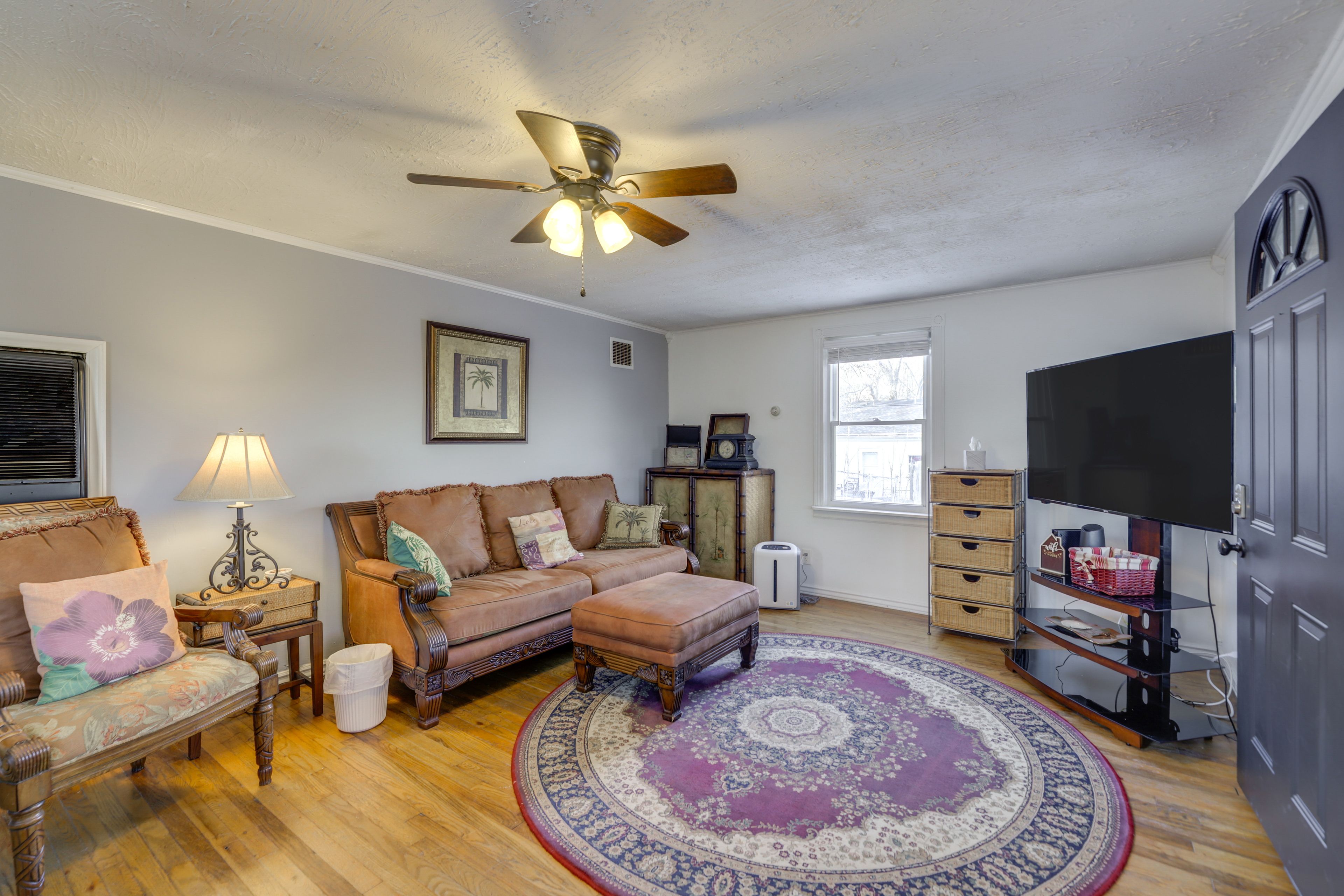 Living Room | Free WiFi | Portable A/C | Smart TV