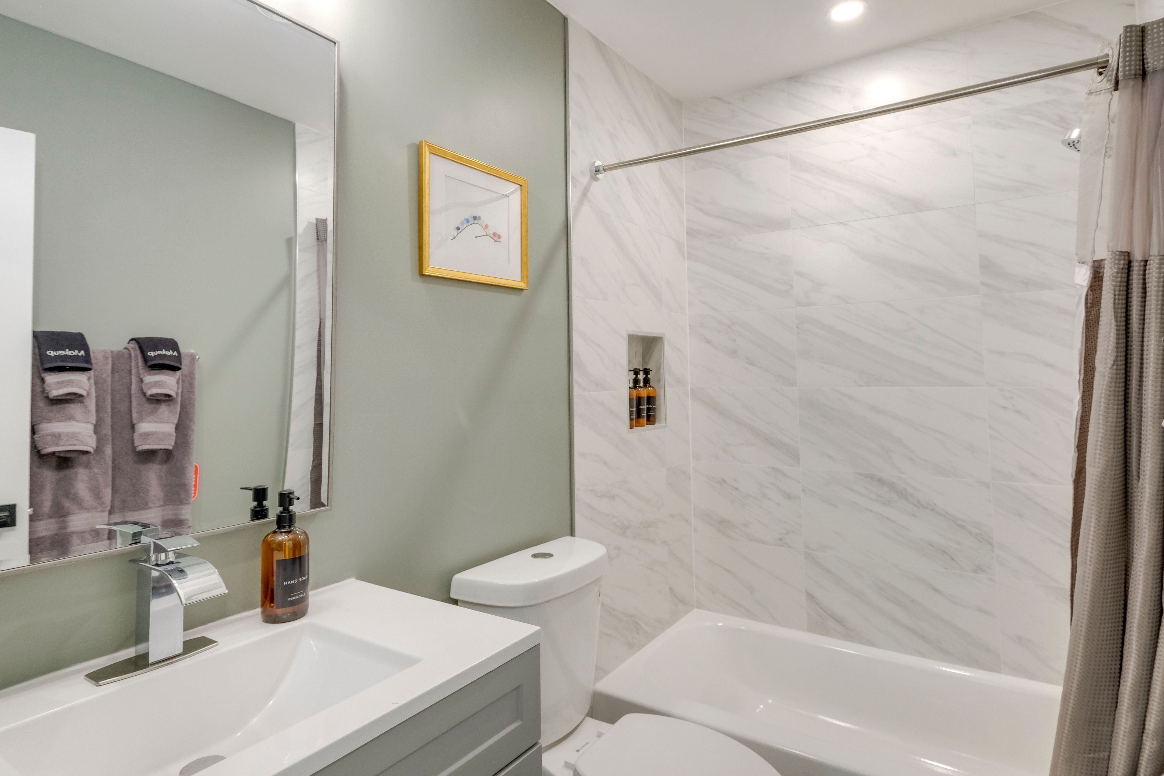 Full Bathroom | Towels Provided