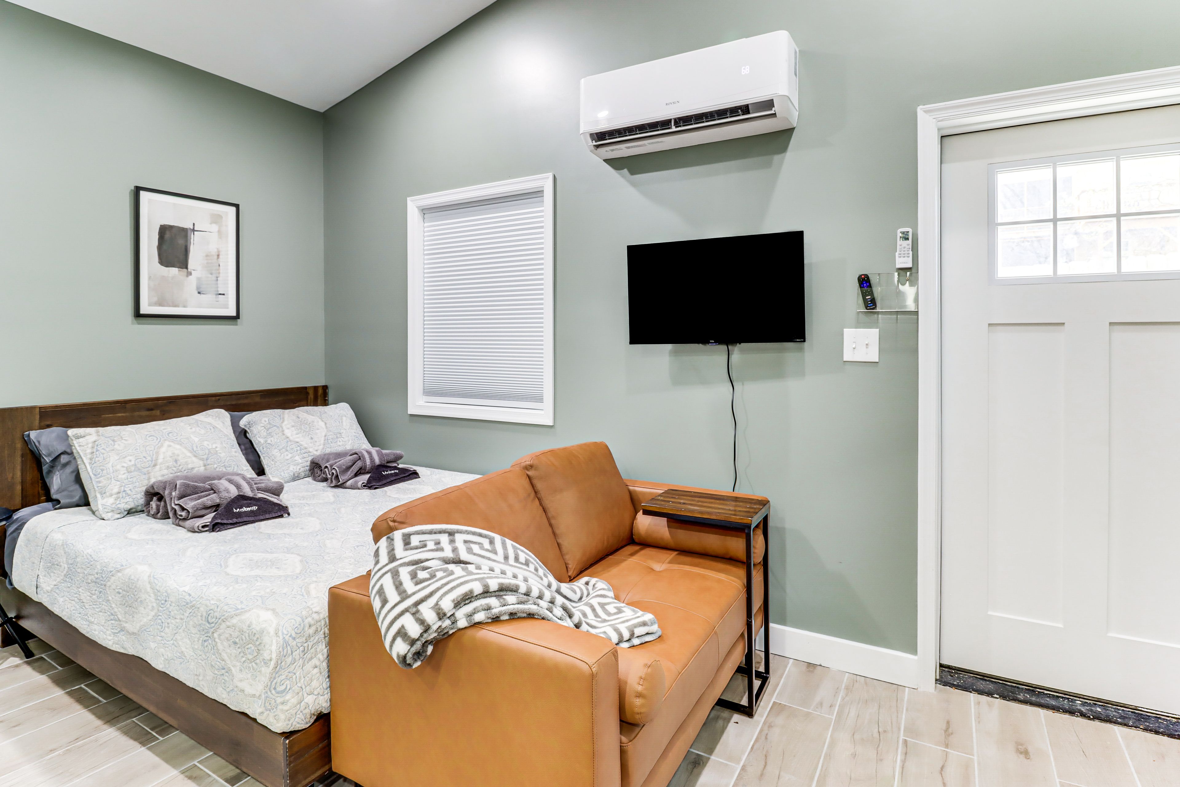 Studio | 1st Floor | Queen Bed | Smart TV | Free WiFi | Linens Provided
